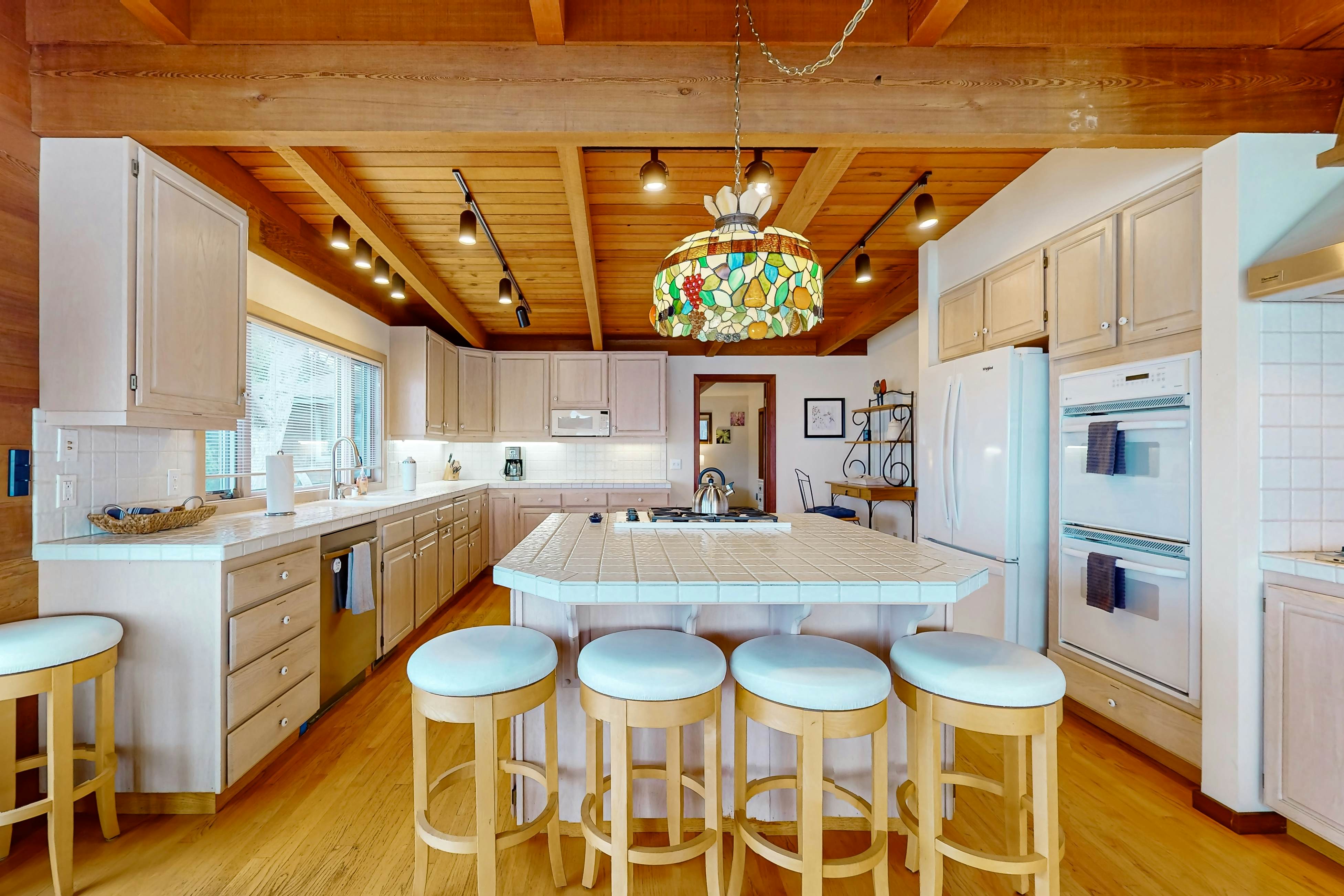 Oceanfront Haven: Beach Access, Views & Deck