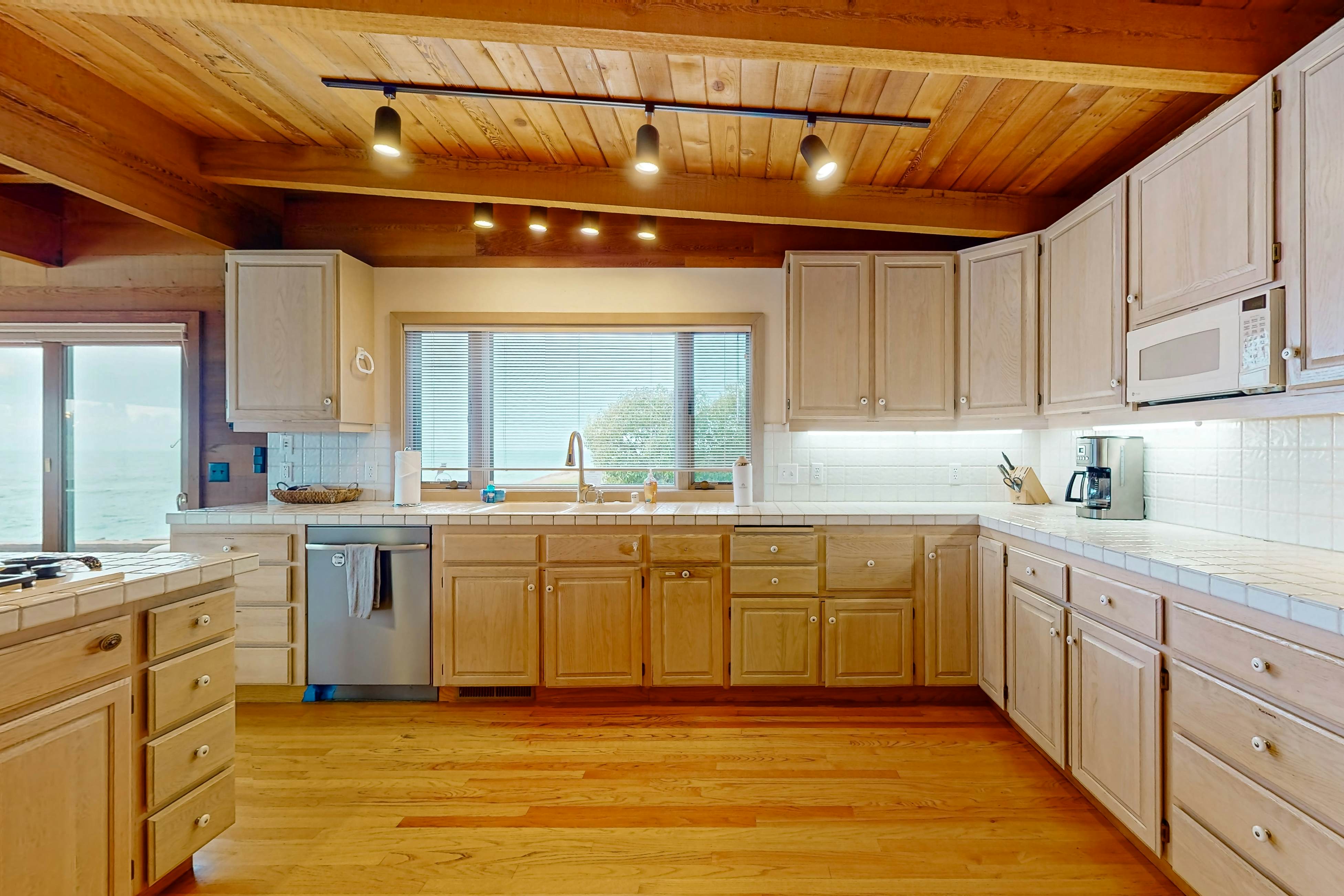 Oceanfront Haven: Beach Access, Views & Deck