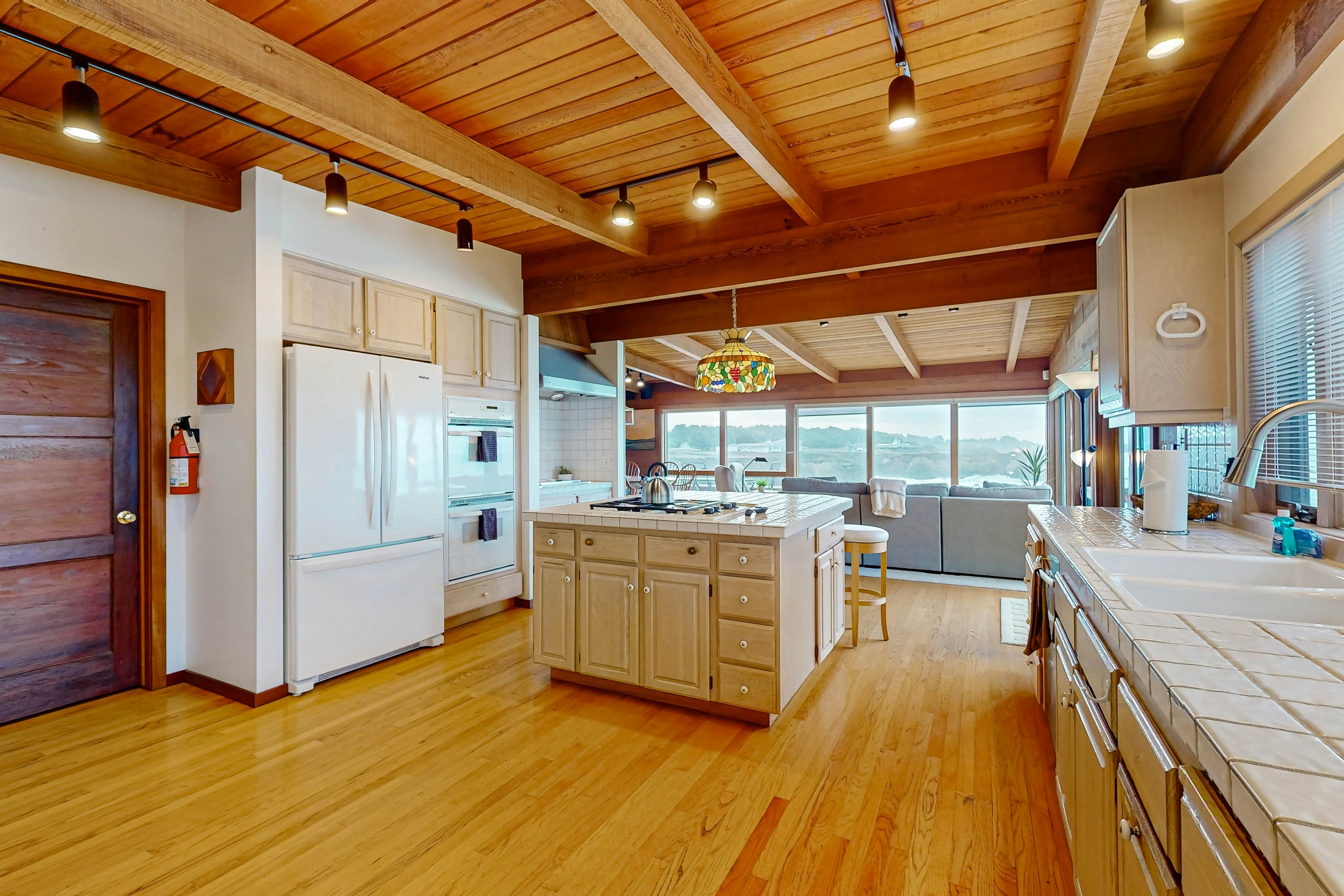 Oceanfront Haven: Beach Access, Views & Deck