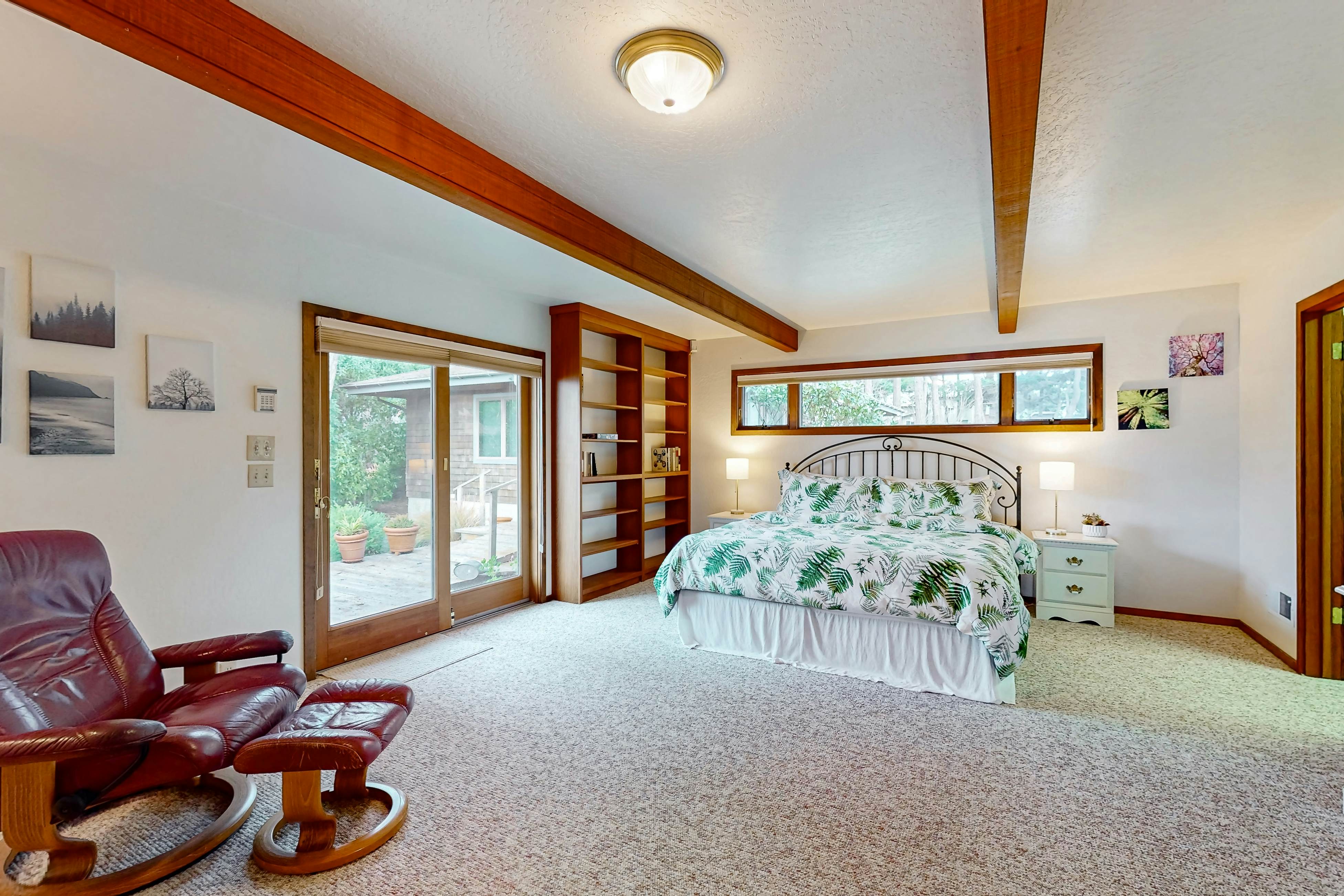 Oceanfront Haven: Beach Access, Views & Deck