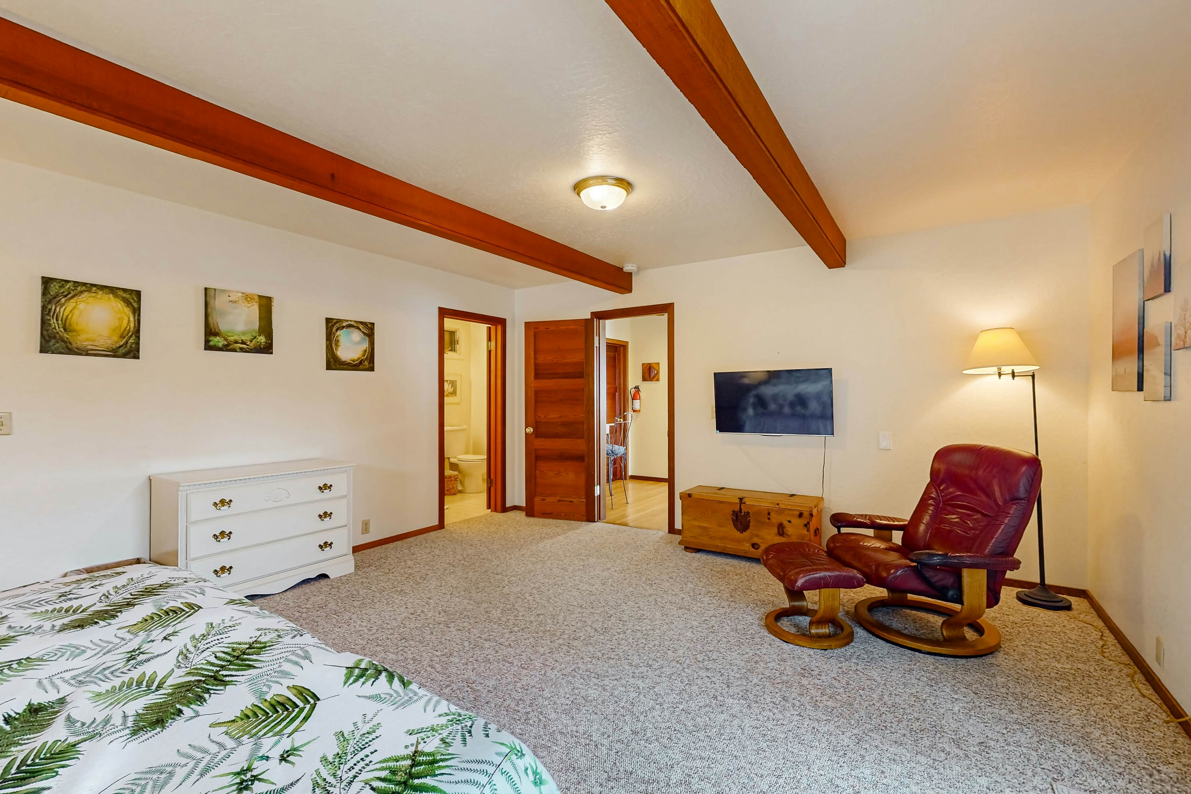 Oceanfront Haven: Beach Access, Views & Deck