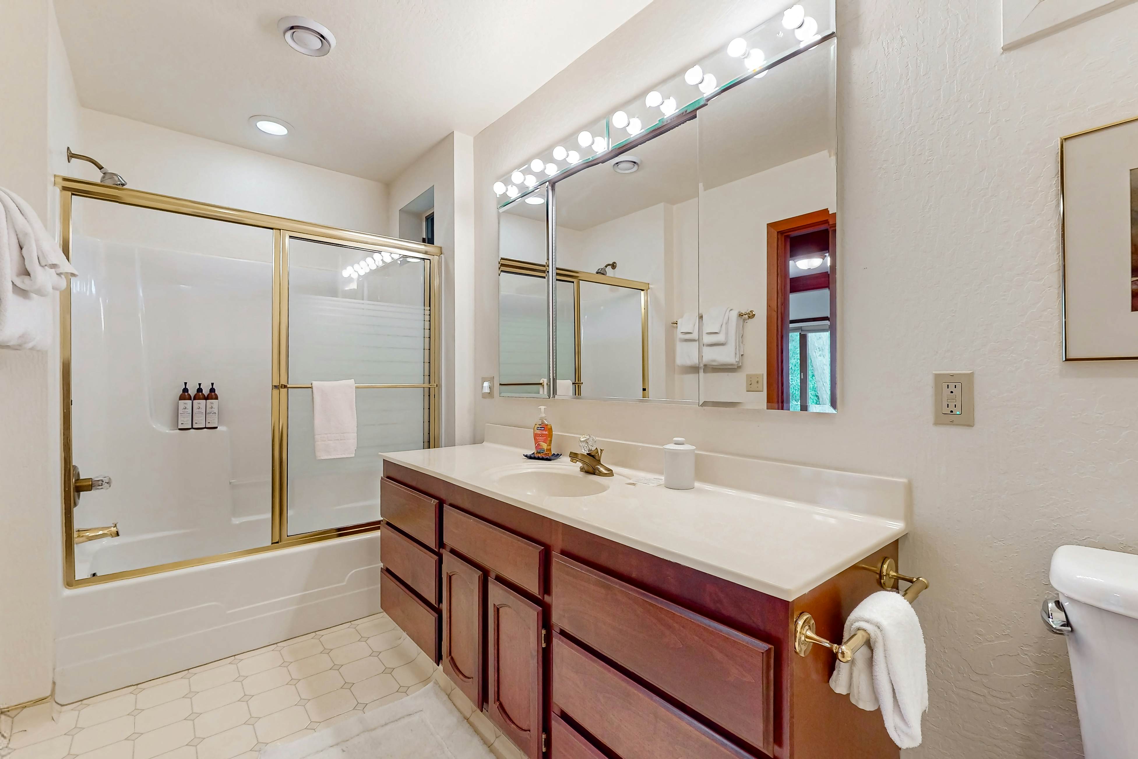 Oceanfront Haven: Beach Access, Views & Deck