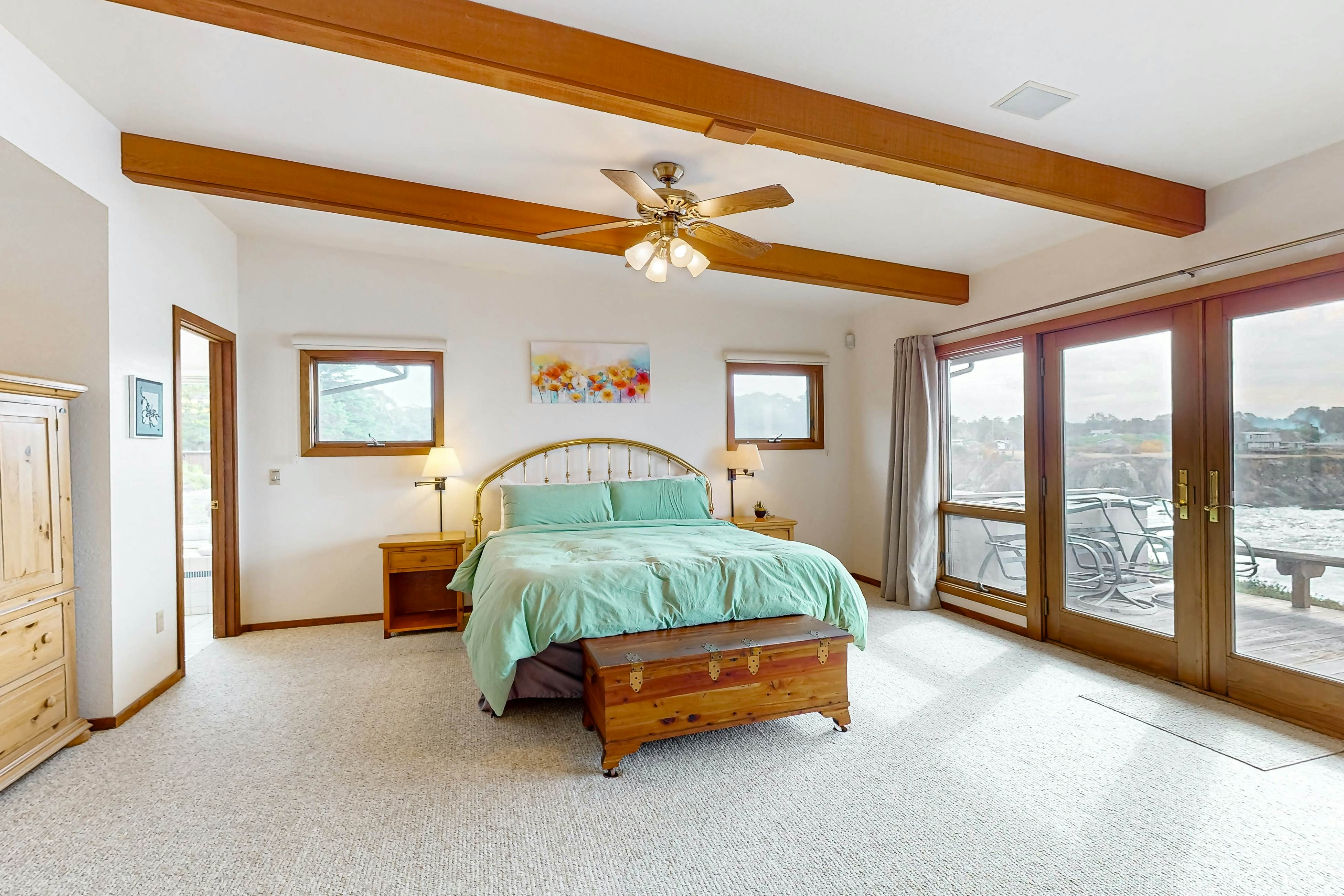 Oceanfront Haven: Beach Access, Views & Deck