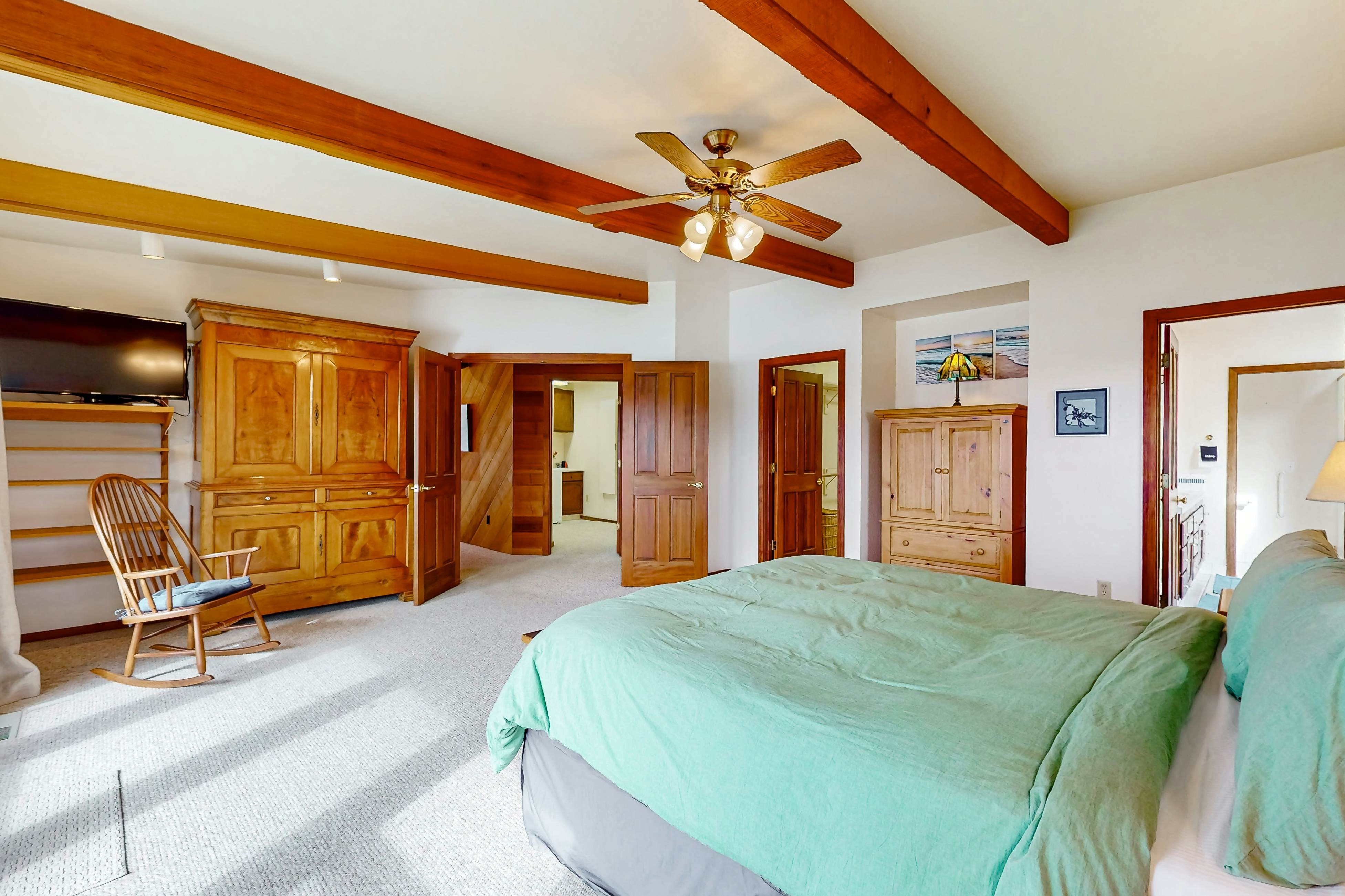 Oceanfront Haven: Beach Access, Views & Deck