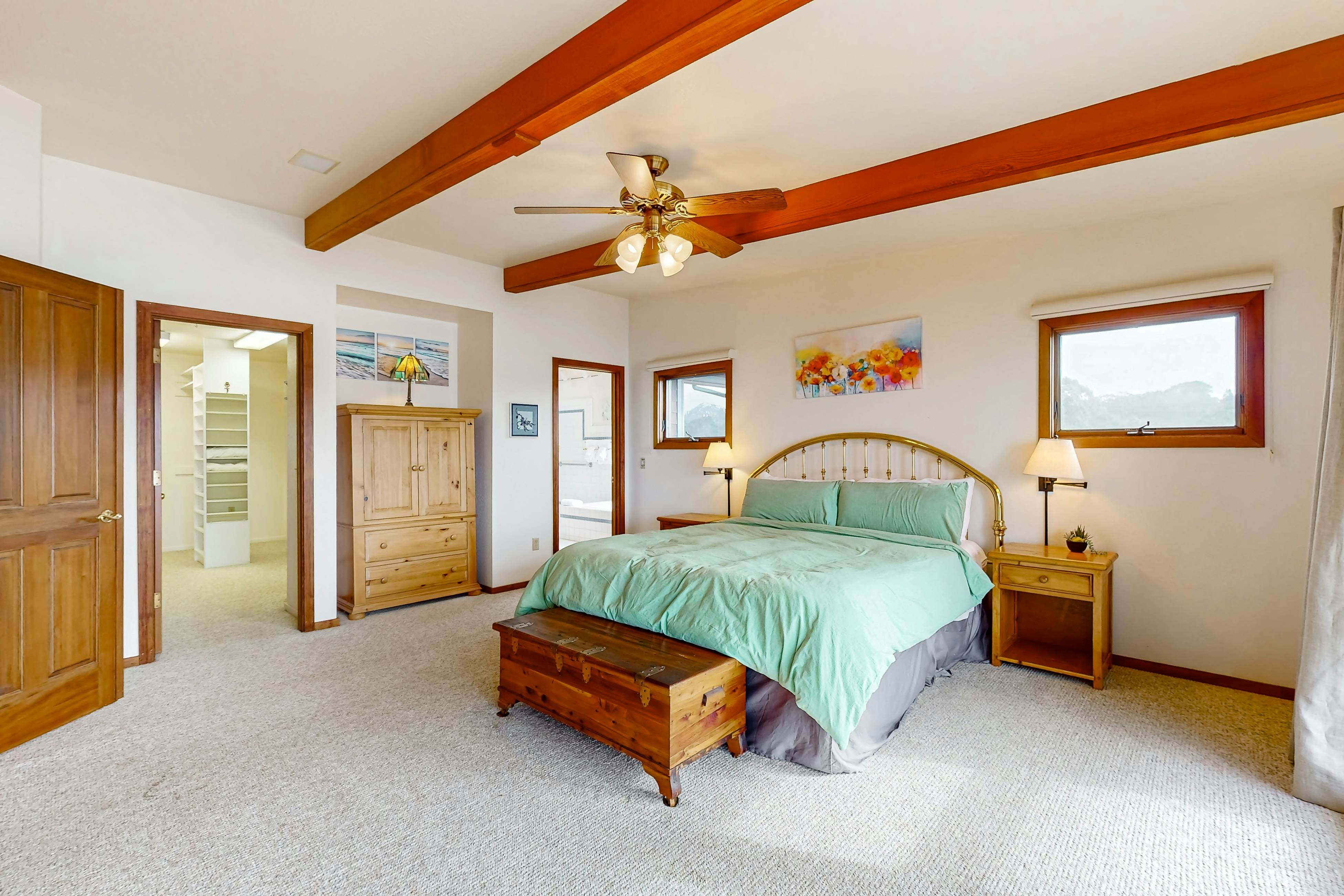 Oceanfront Haven: Beach Access, Views & Deck