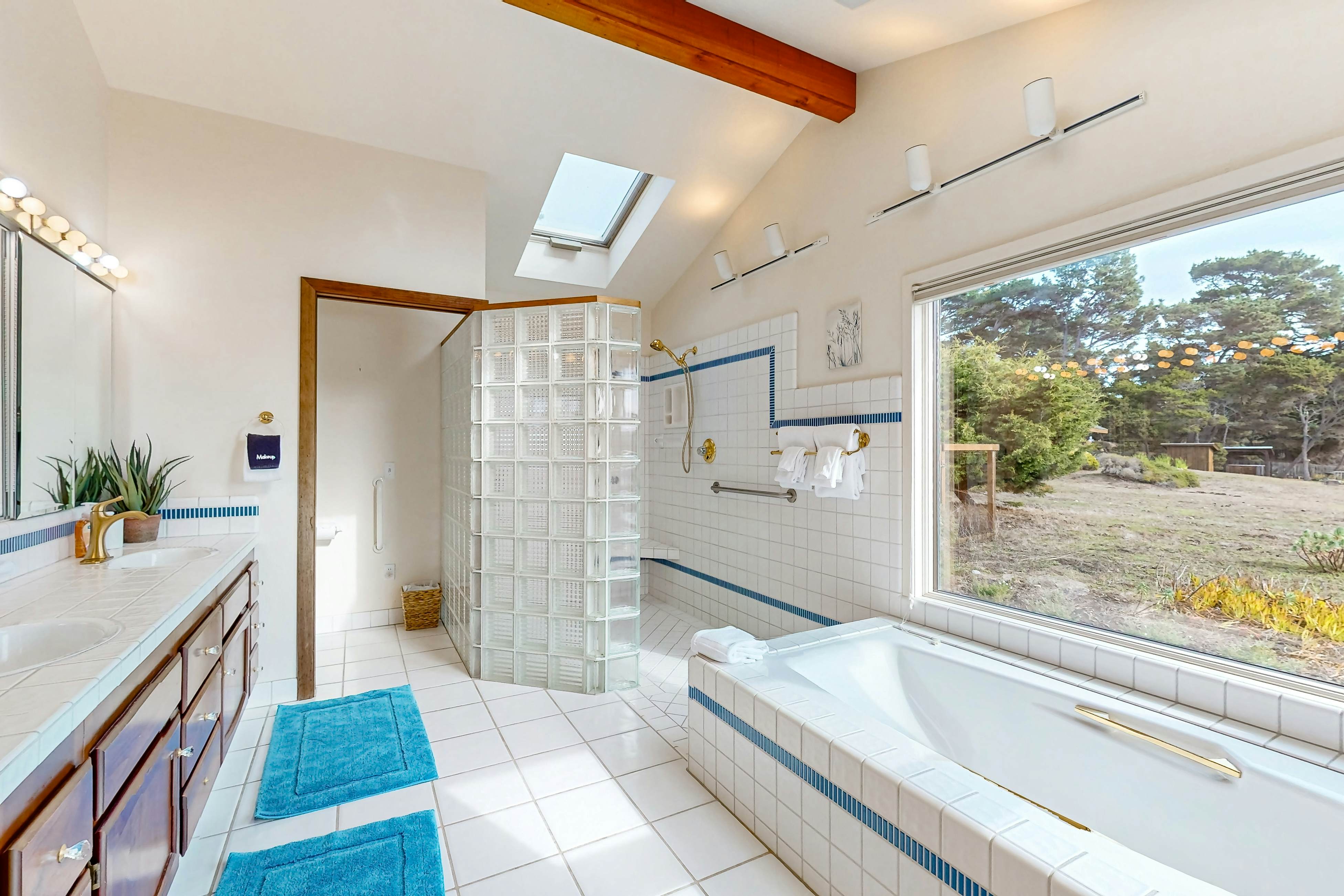 Oceanfront Haven: Beach Access, Views & Deck