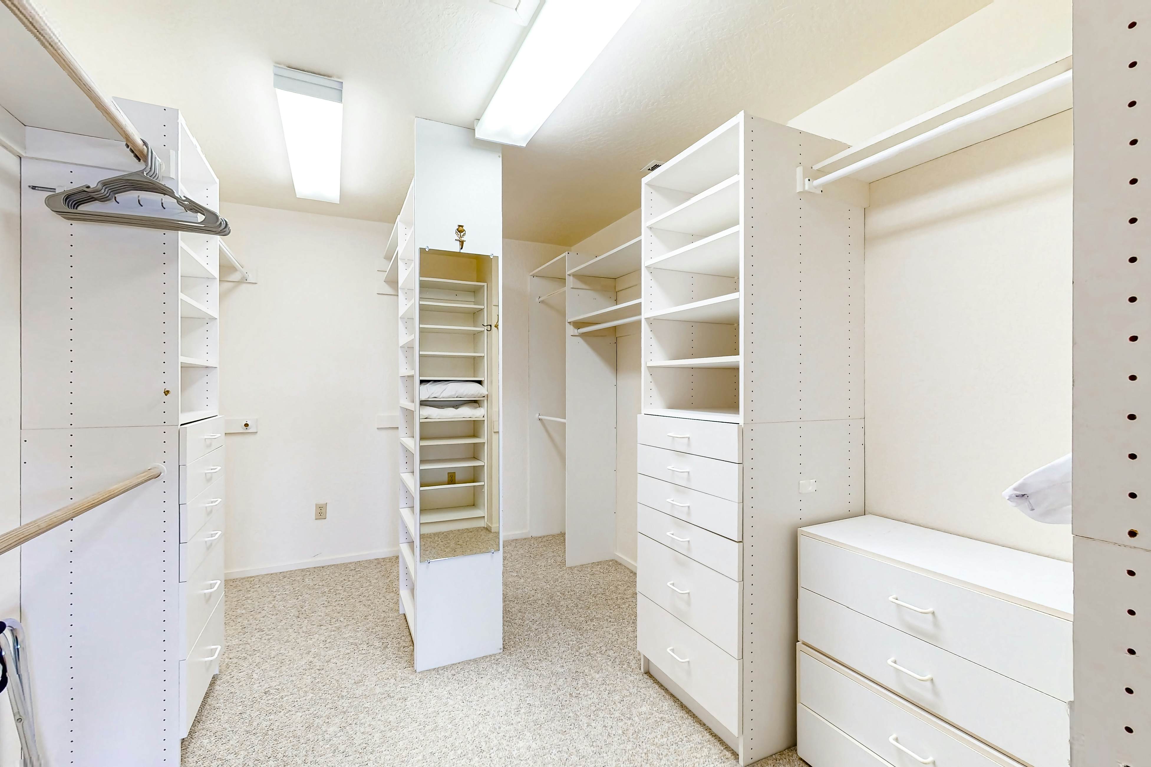 Oceanfront Haven: Beach Access, Views & Deck