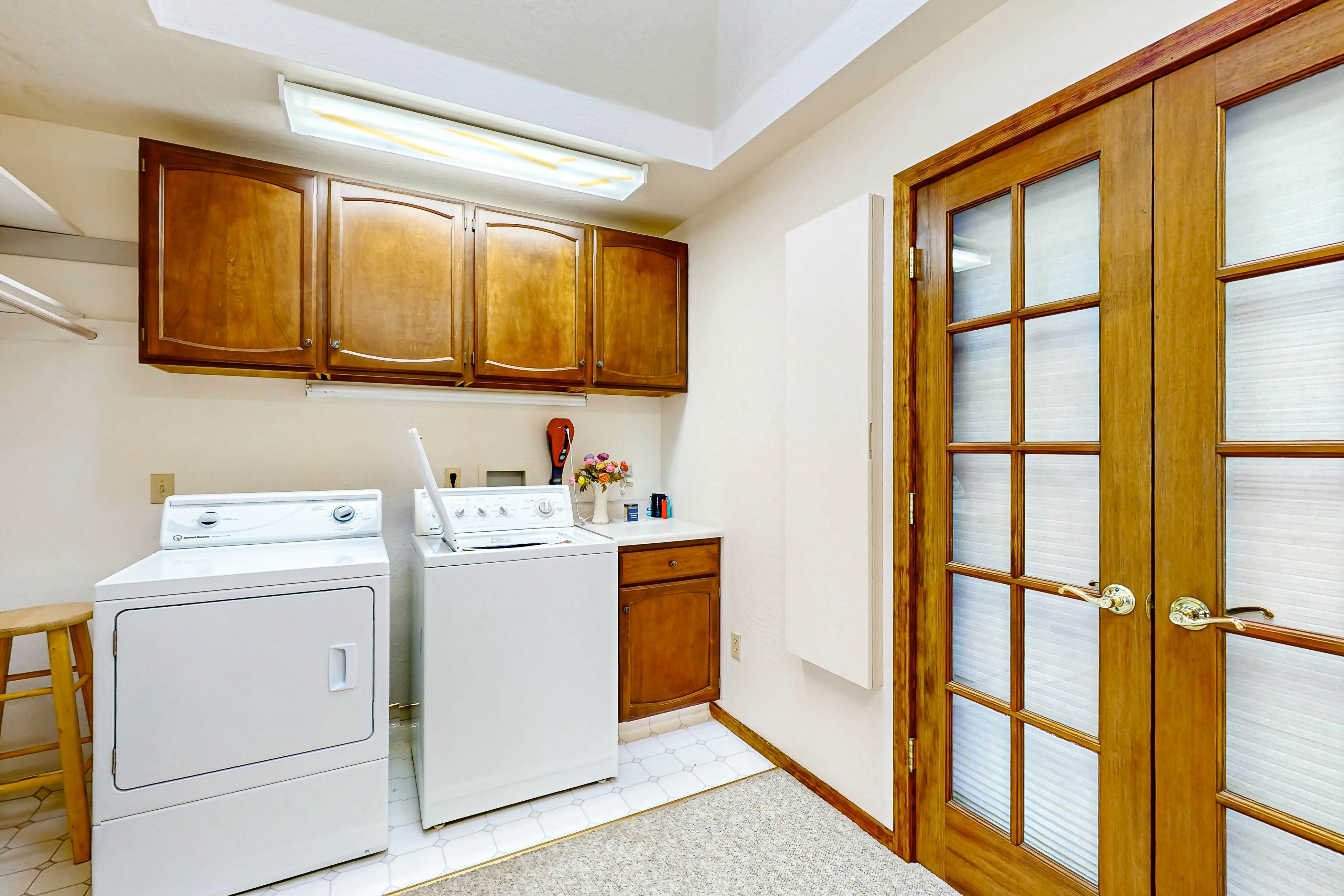 Oceanfront Haven: Beach Access, Views & Deck