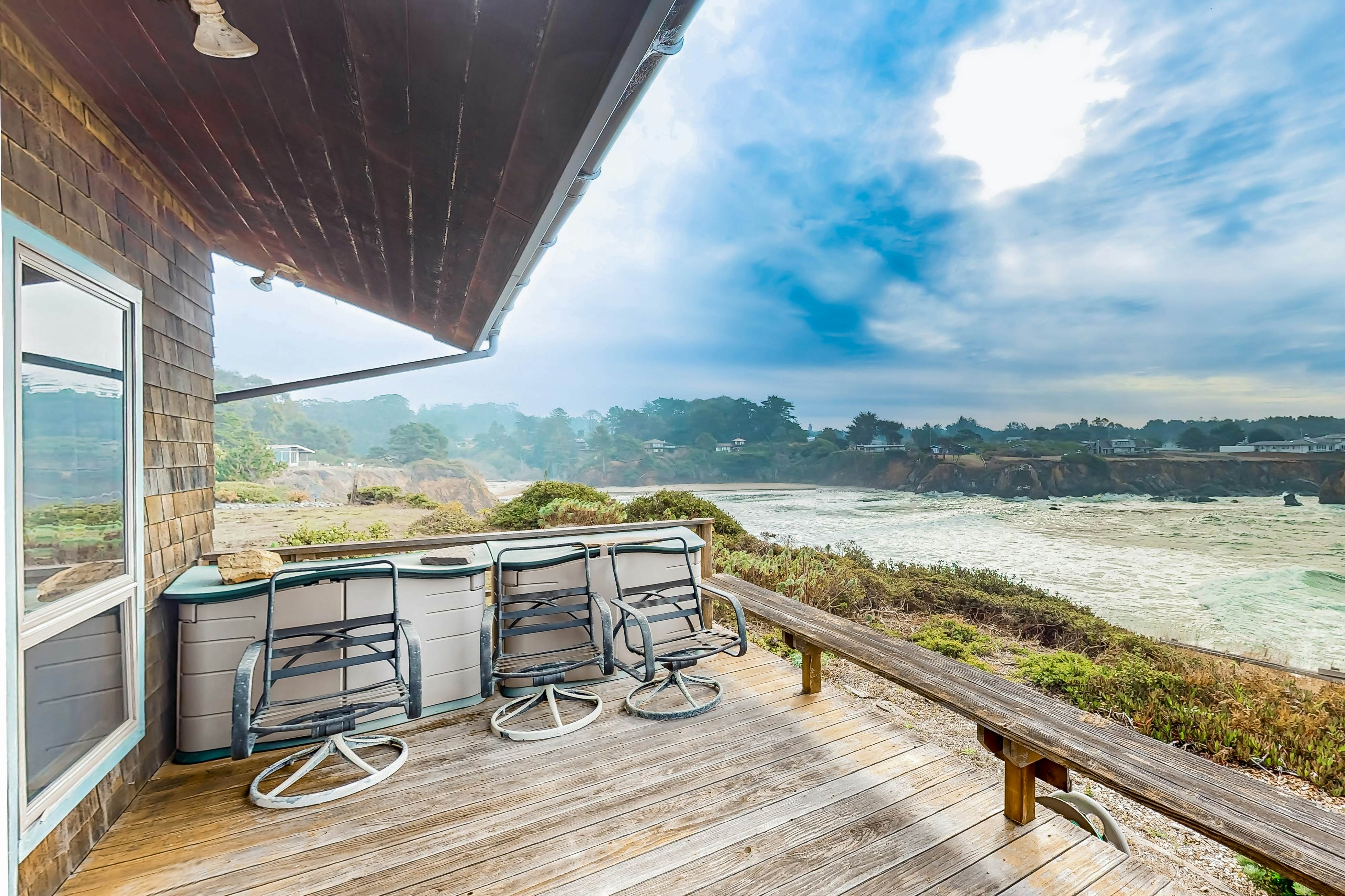 Oceanfront Haven: Beach Access, Views & Deck