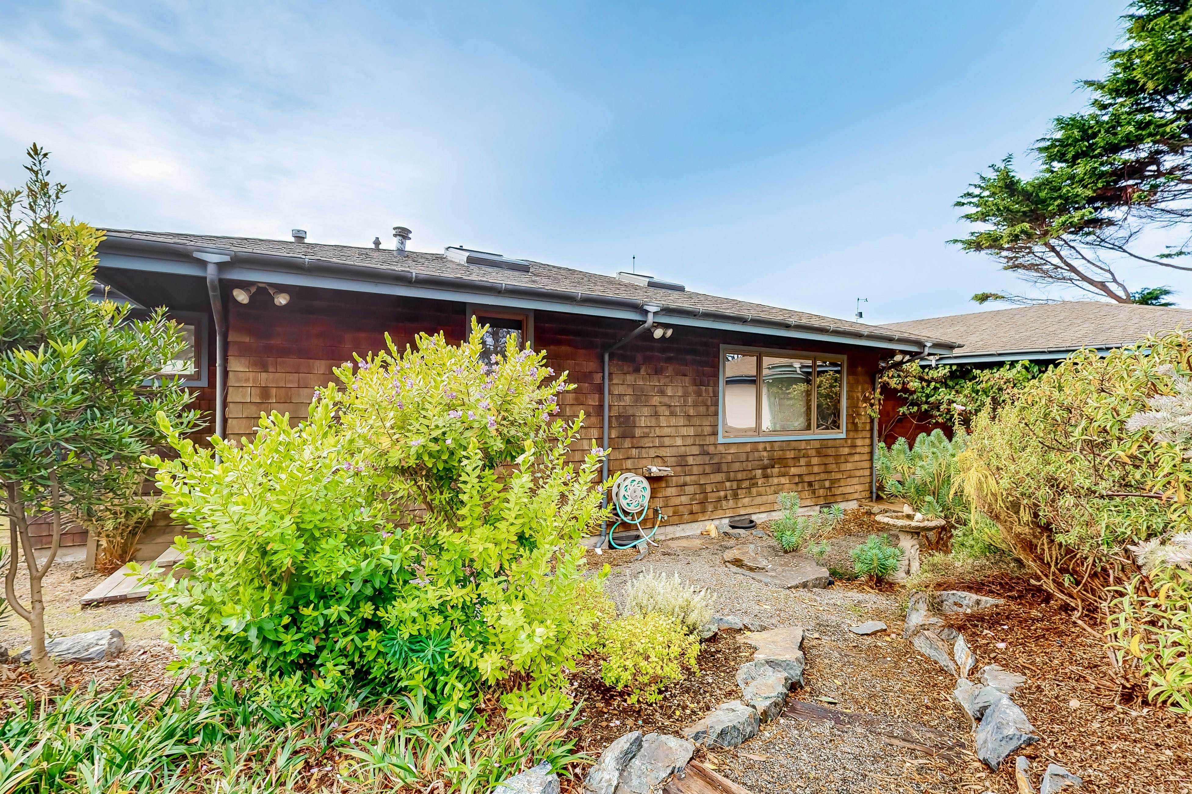 Oceanfront Haven: Beach Access, Views & Deck