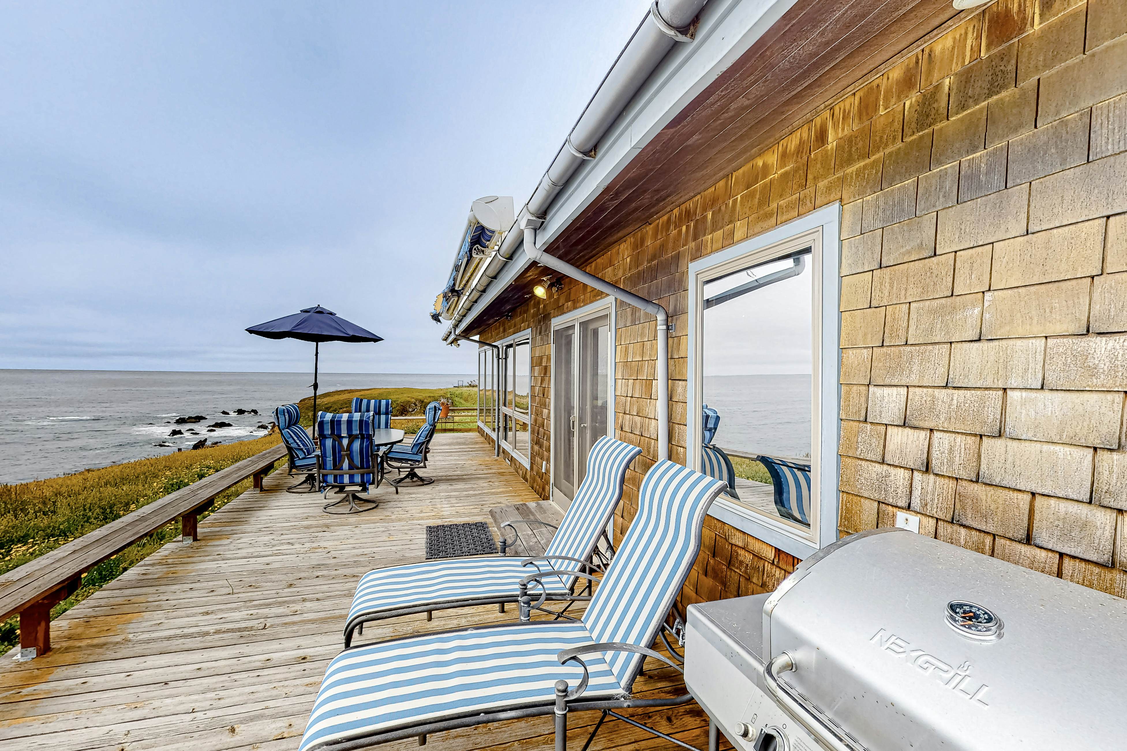 Oceanfront Haven: Beach Access, Views & Deck