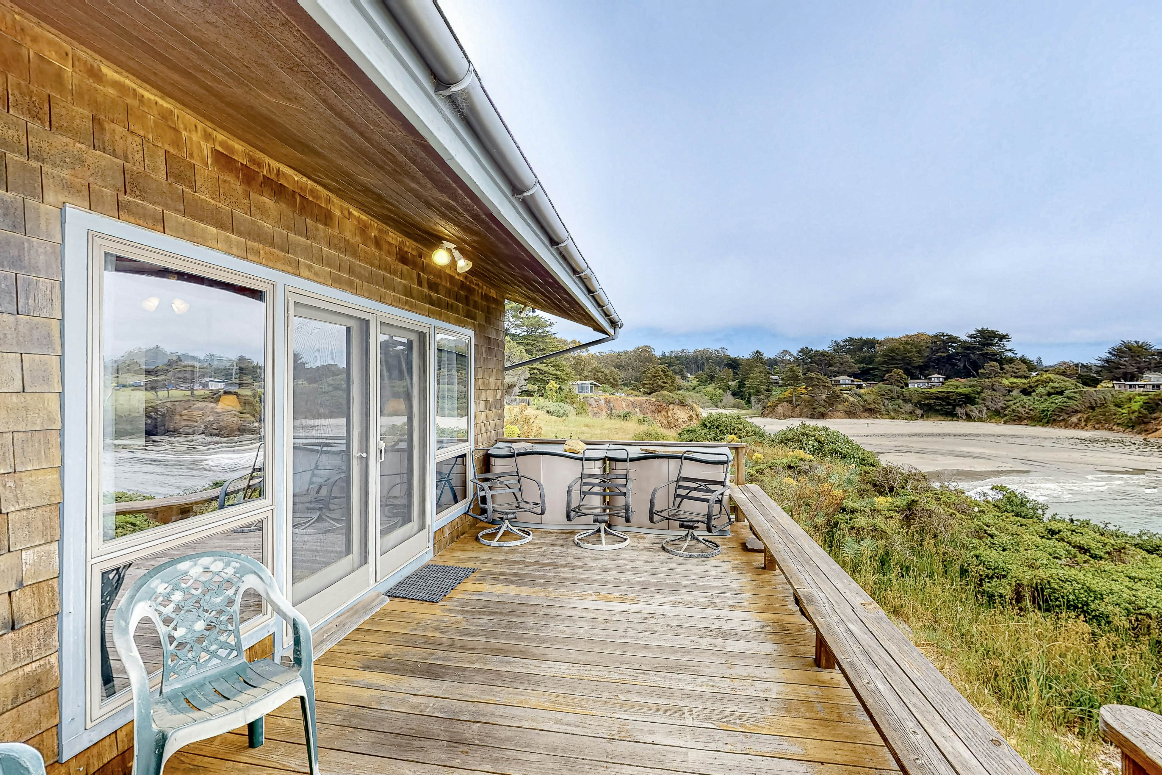 Oceanfront Haven: Beach Access, Views & Deck