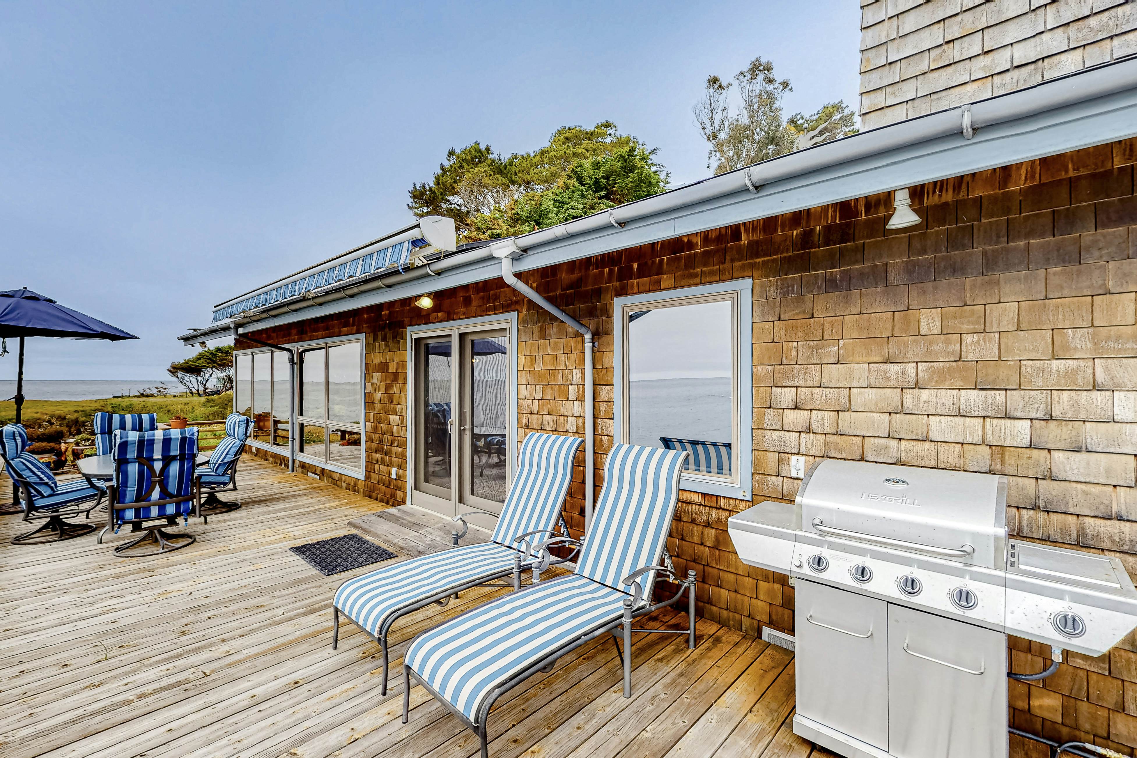 Oceanfront Haven: Beach Access, Views & Deck