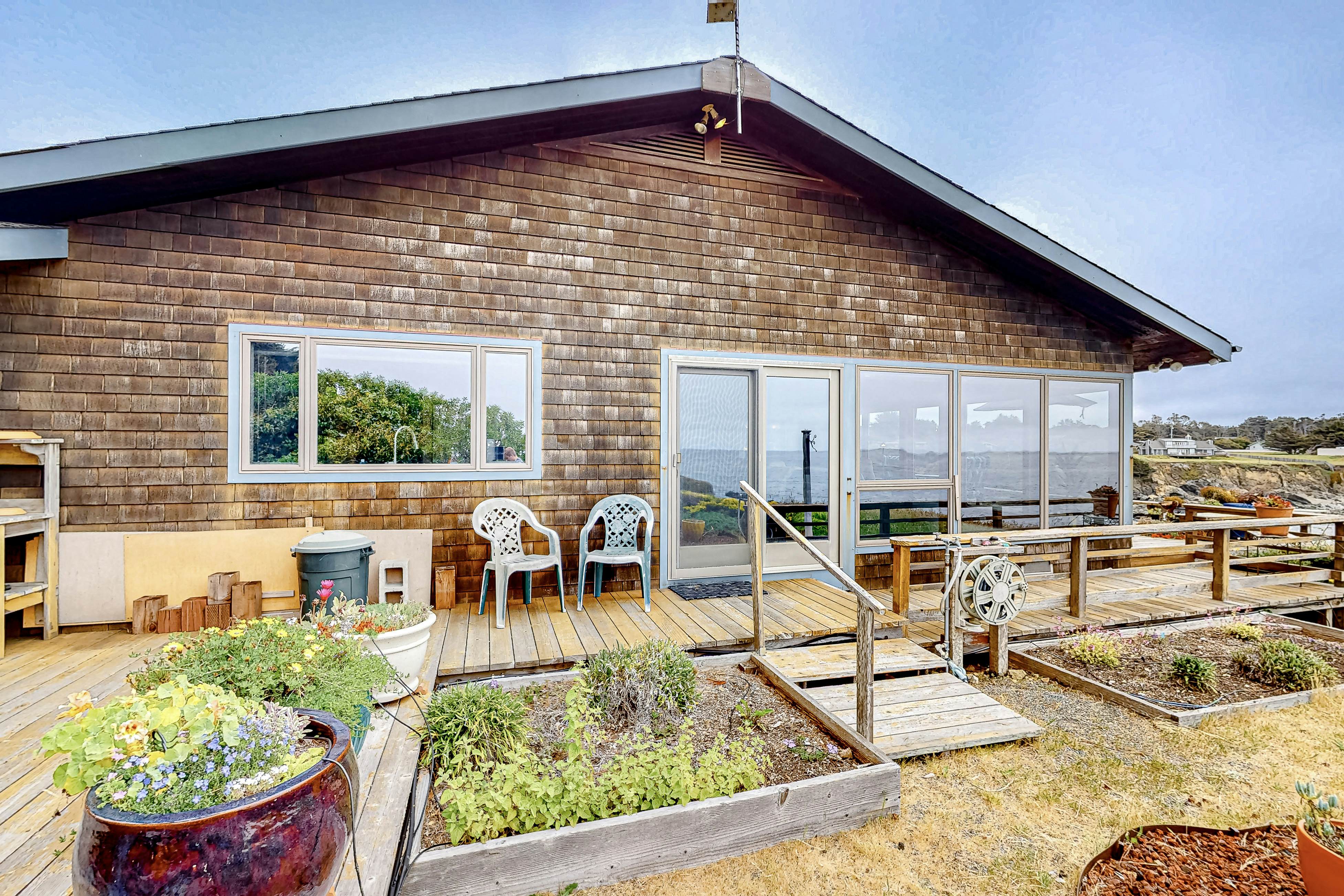 Oceanfront Haven: Beach Access, Views & Deck