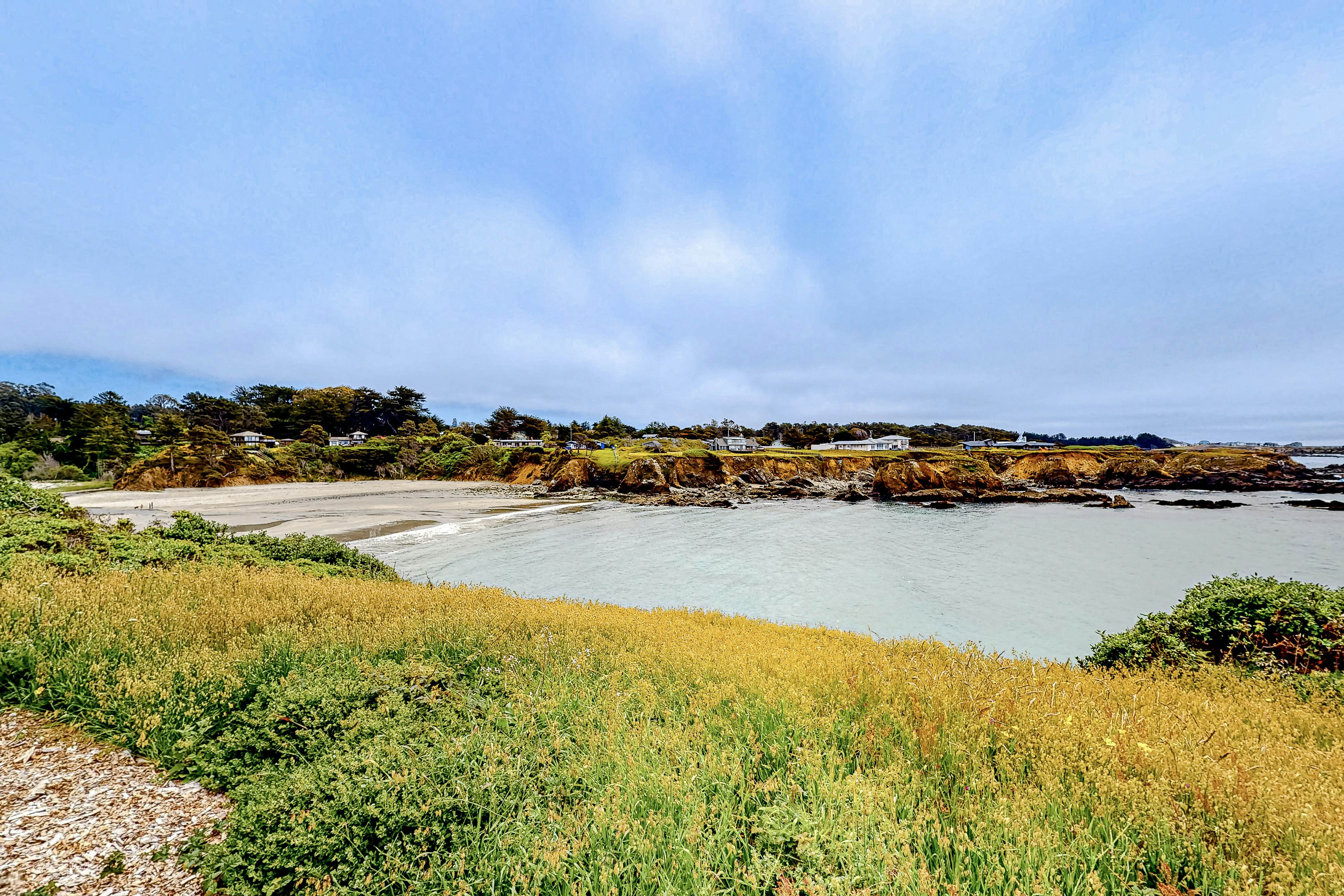 Oceanfront Haven: Beach Access, Views & Deck