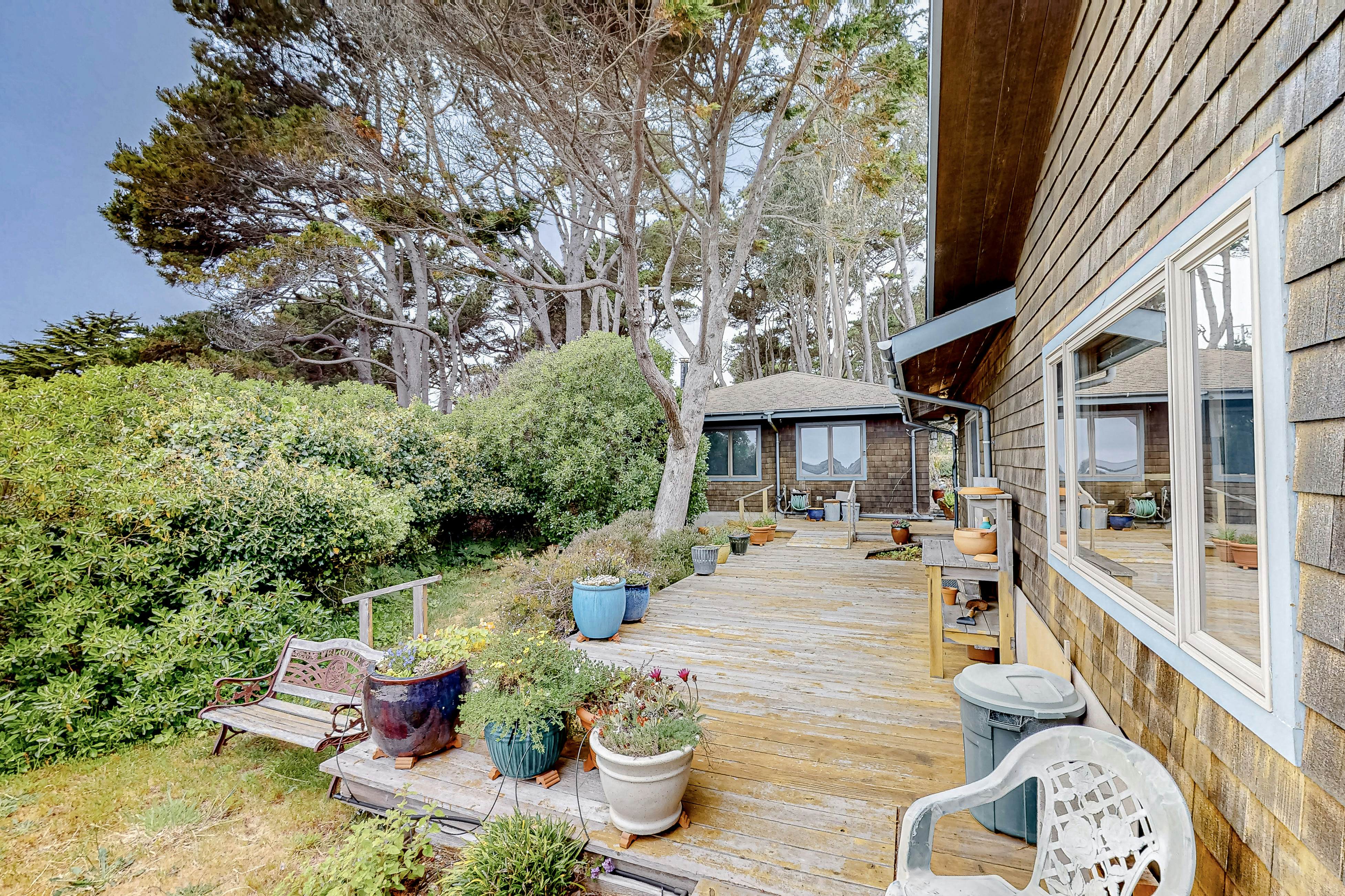 Oceanfront Haven: Beach Access, Views & Deck