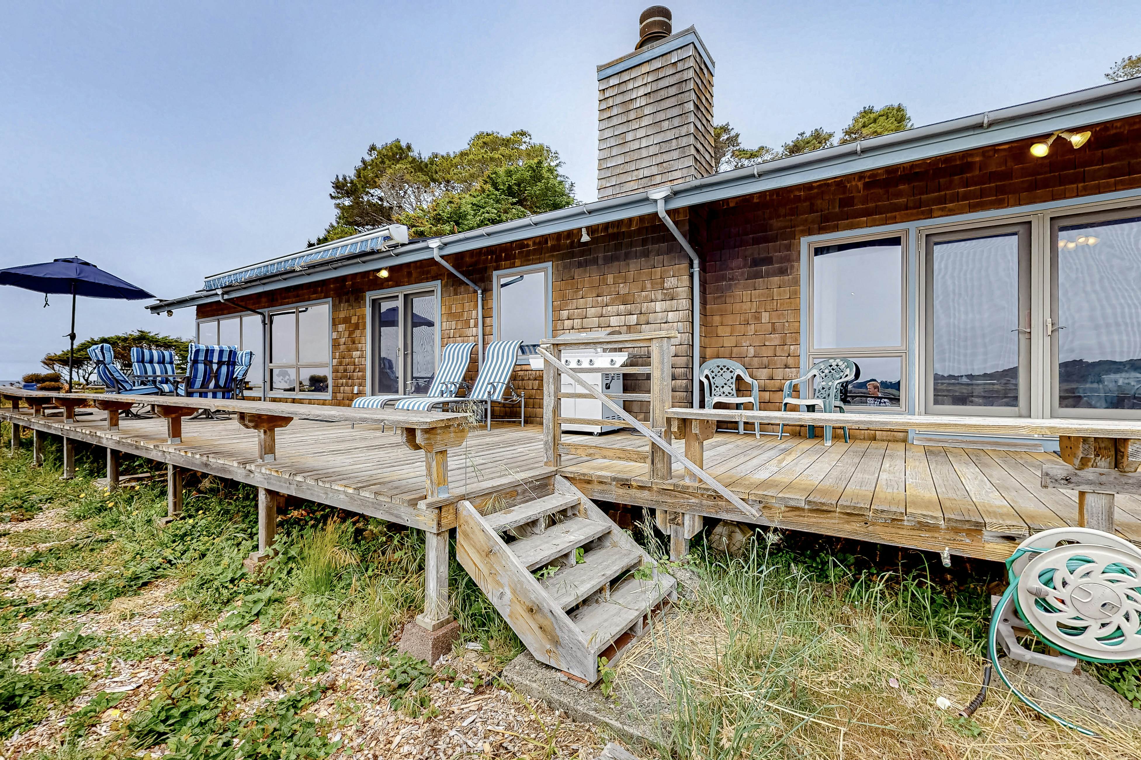 Oceanfront Haven: Beach Access, Views & Deck