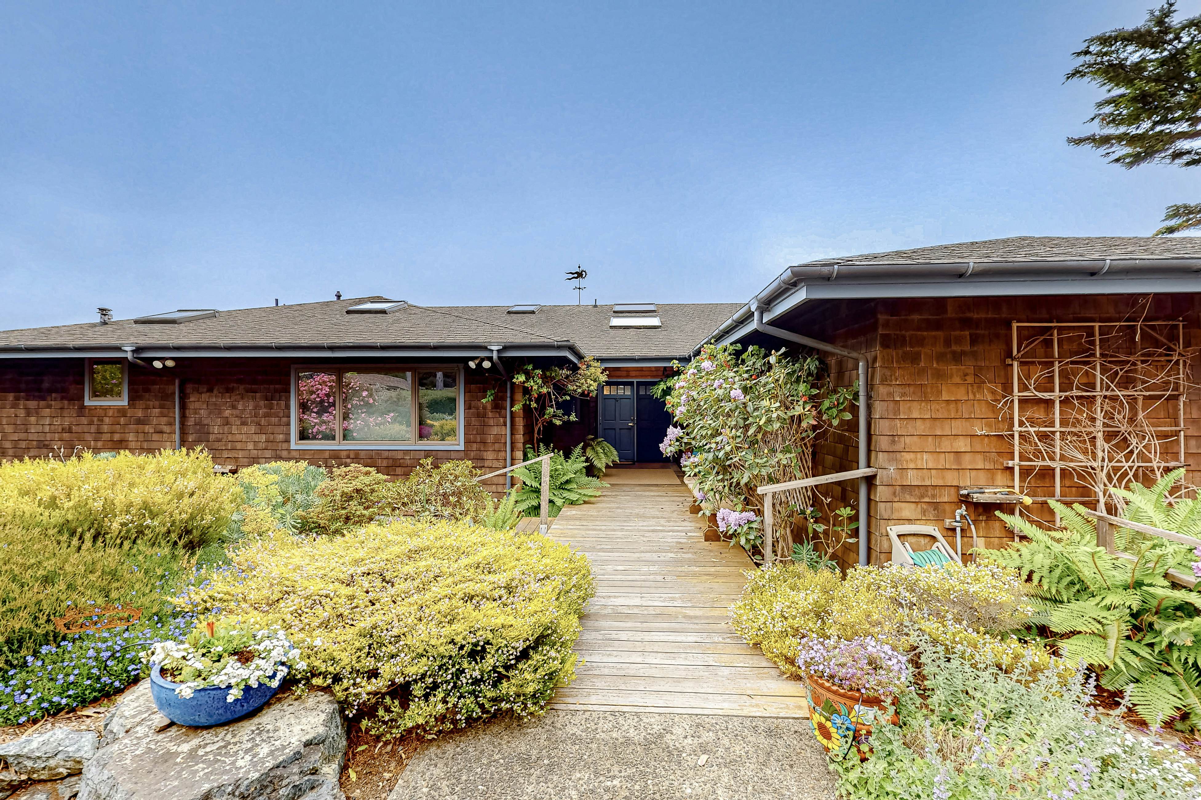 Oceanfront Haven: Beach Access, Views & Deck