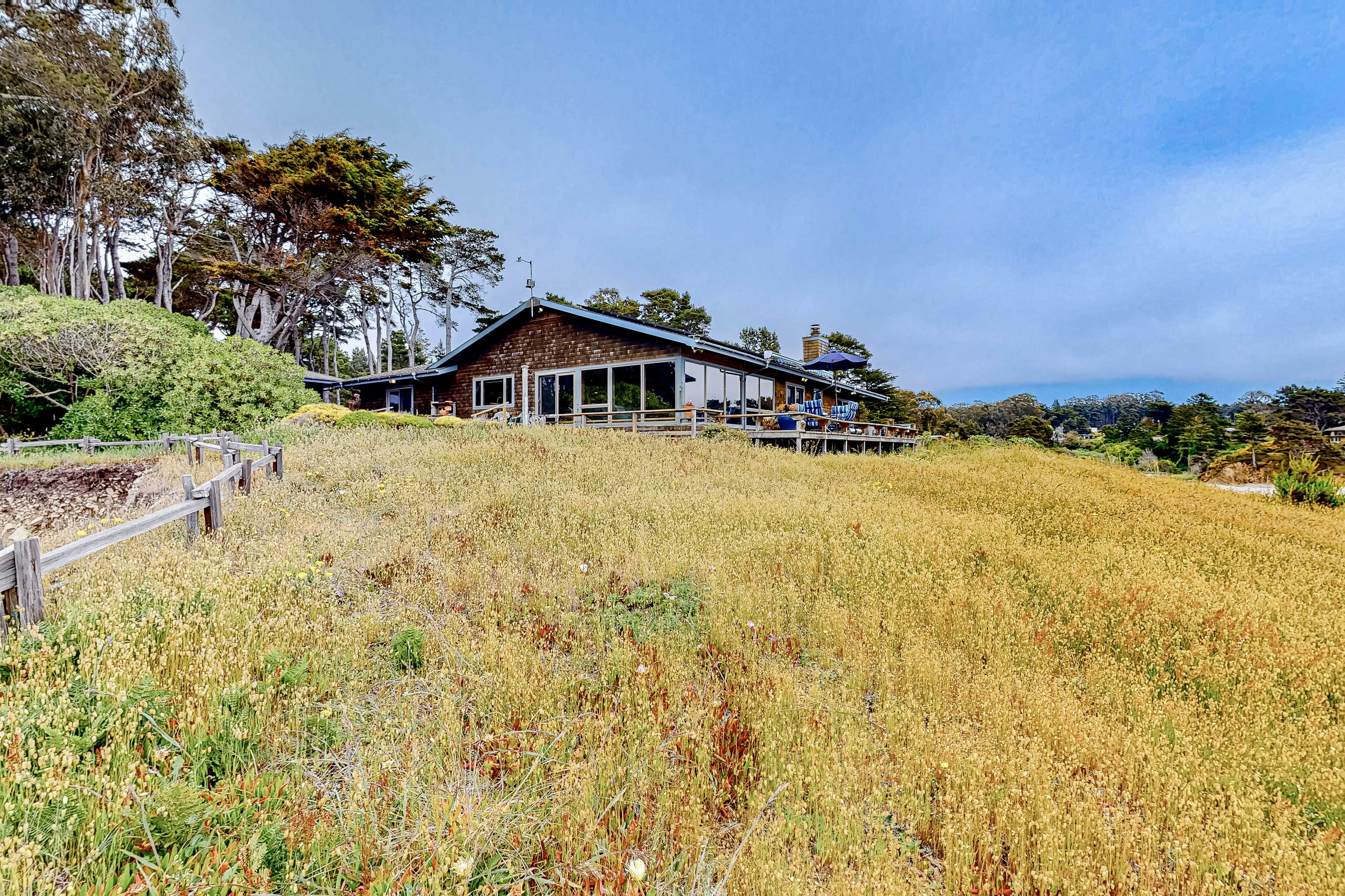 Oceanfront Haven: Beach Access, Views & Deck
