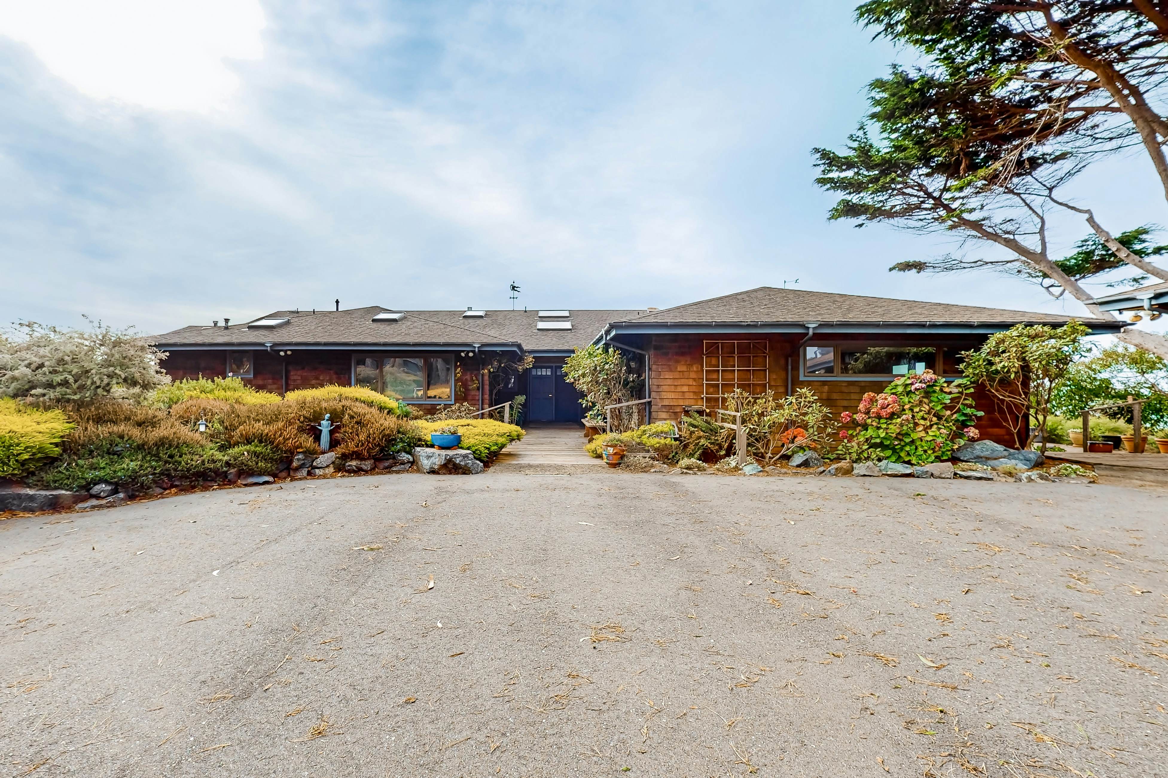 Oceanfront Haven: Beach Access, Views & Deck