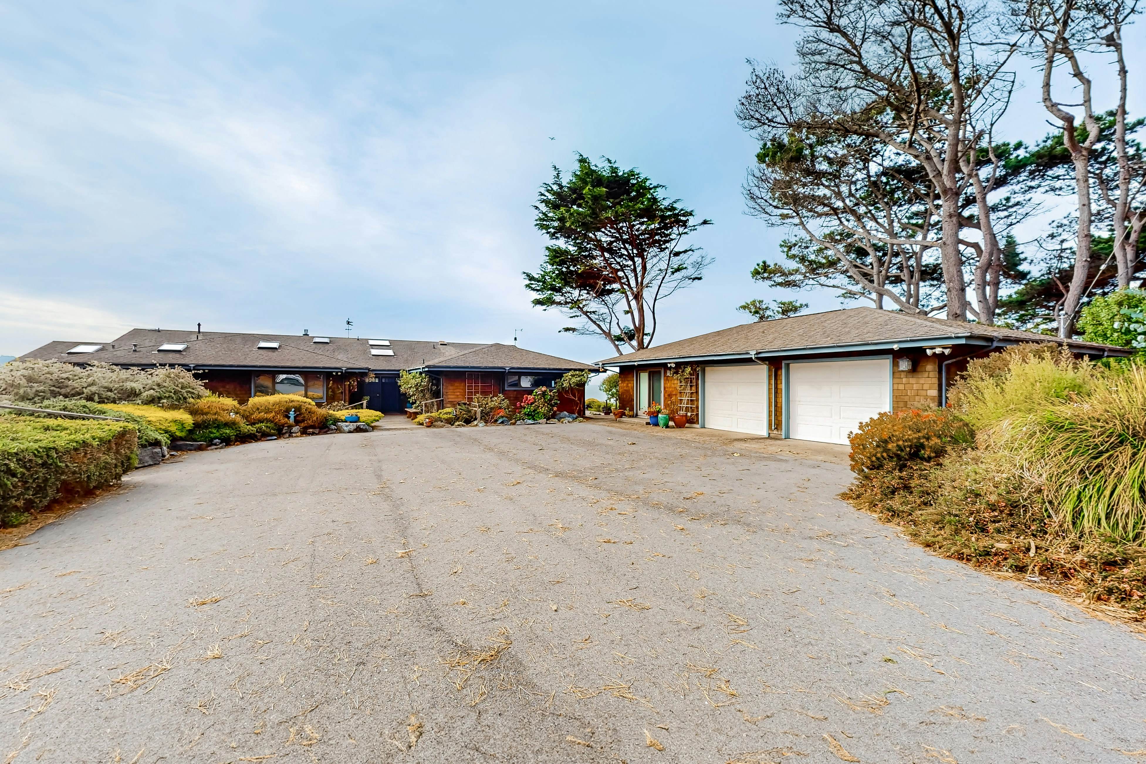 Oceanfront Haven: Beach Access, Views & Deck