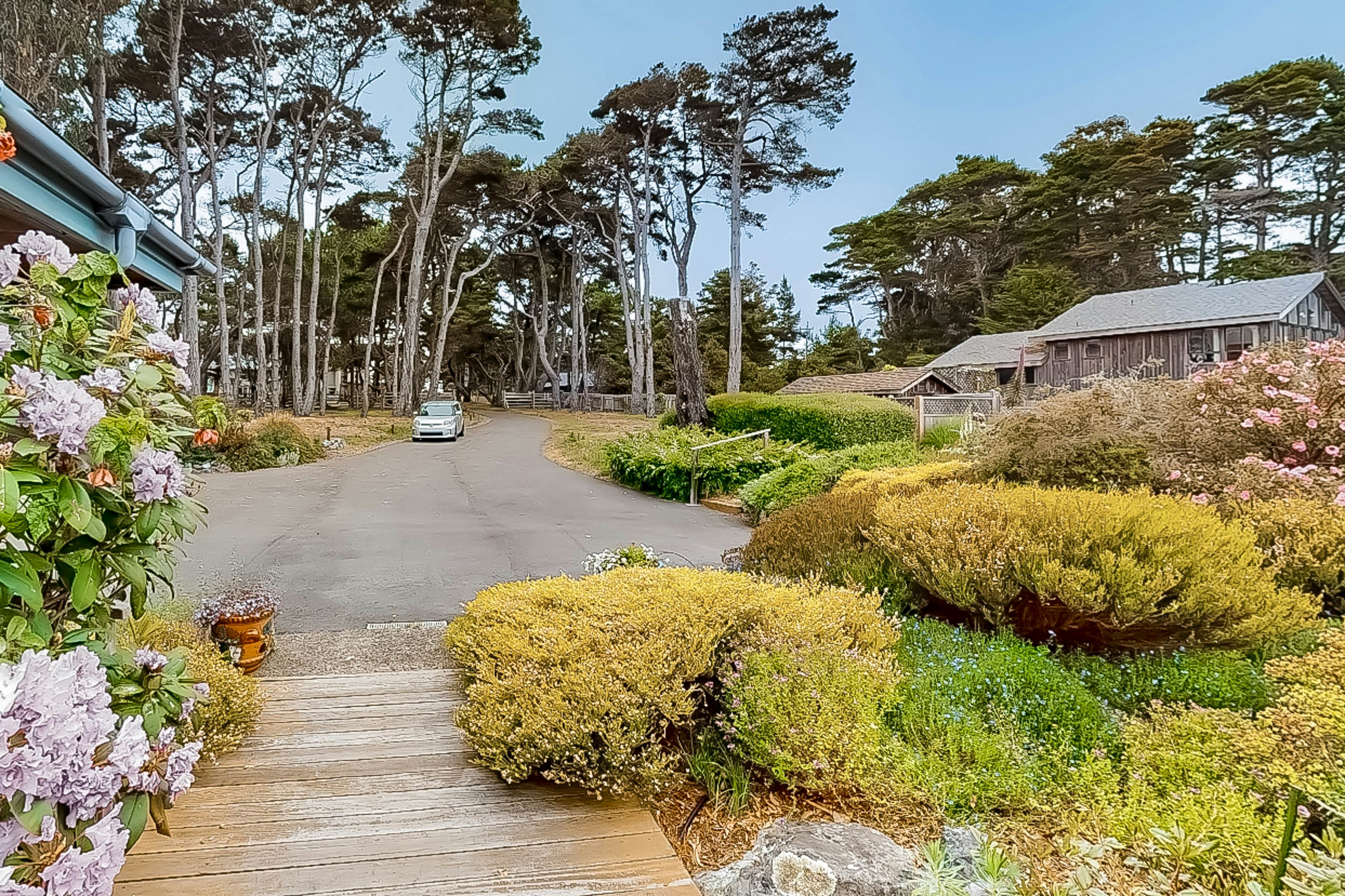 Oceanfront Haven: Beach Access, Views & Deck