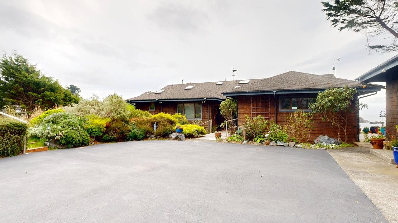 Oceanfront Haven with Beach Access, Views & Deck