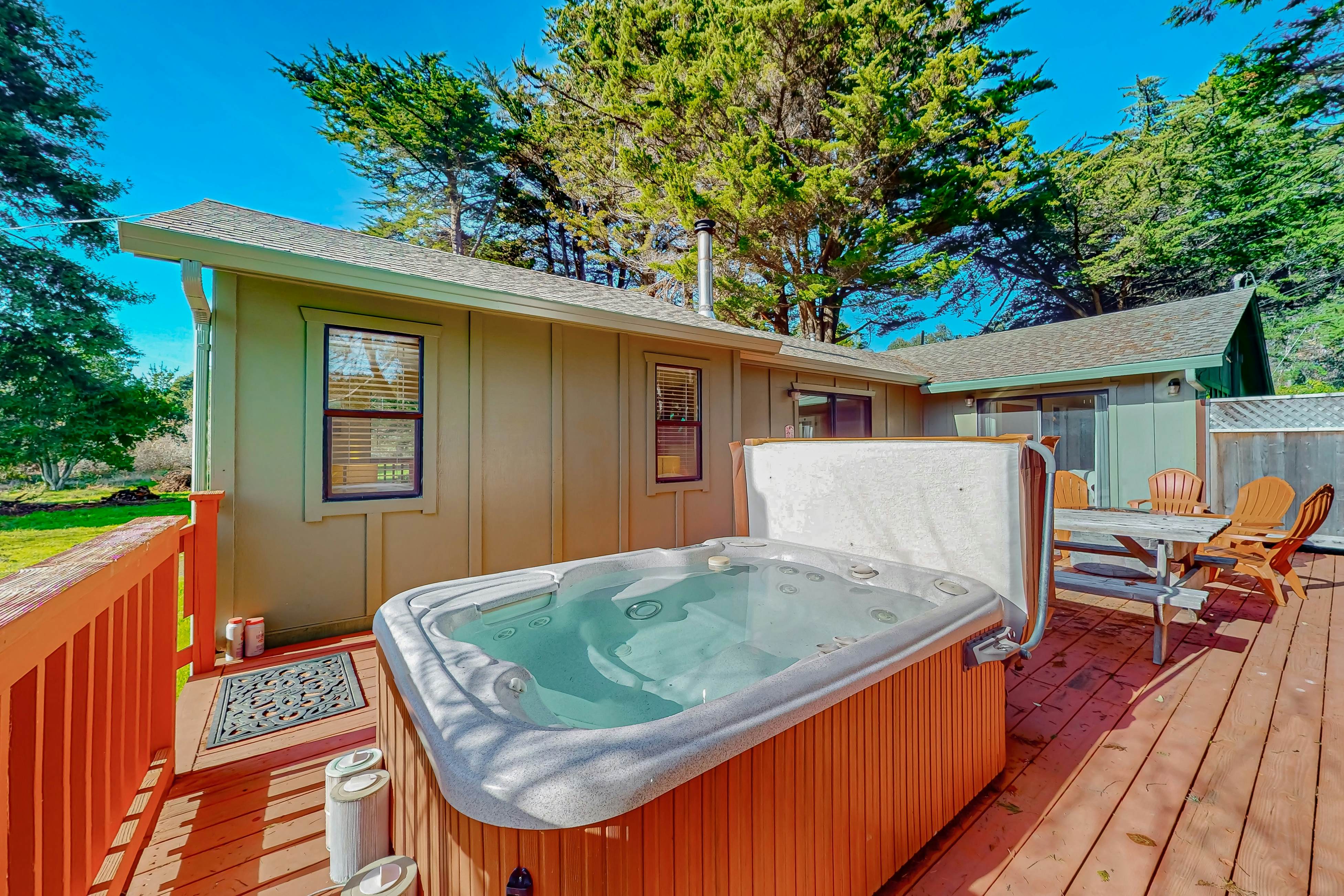 Fort Bragg Hideaway: Hot Tub & Grill