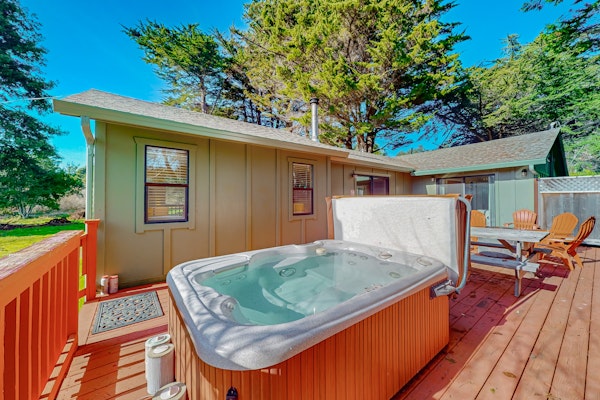 Fort Bragg Hideaway with Hot Tub & Grill