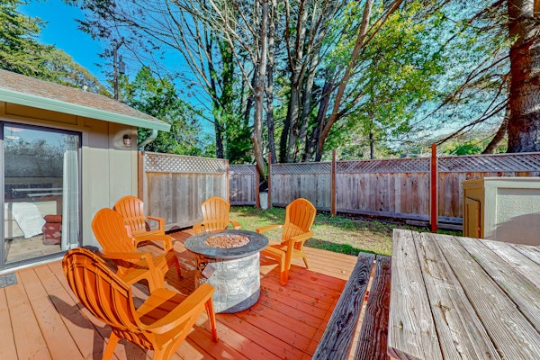 Fort Bragg Hideaway with Hot Tub & Grill