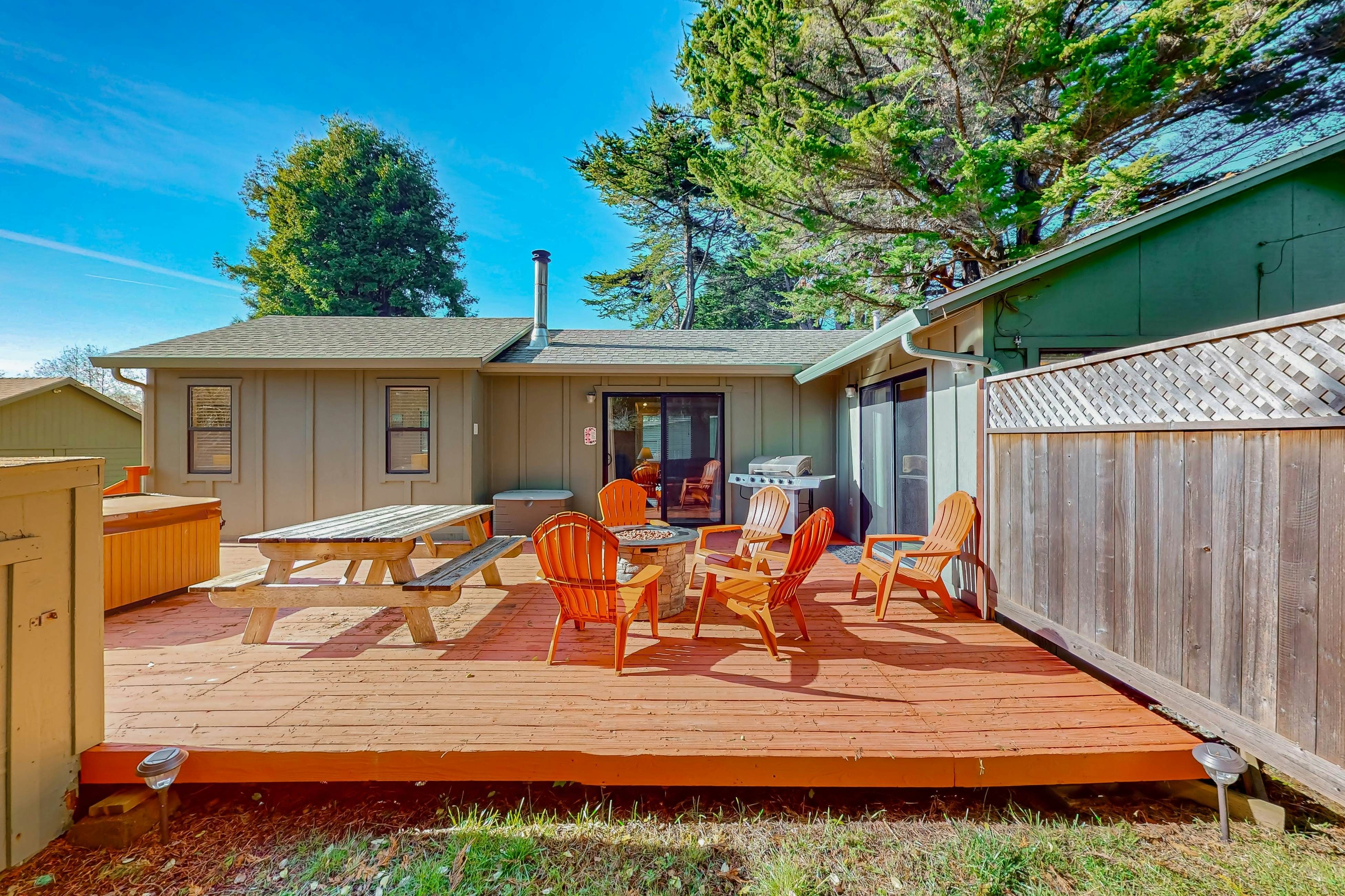 Fort Bragg Hideaway: Hot Tub & Grill