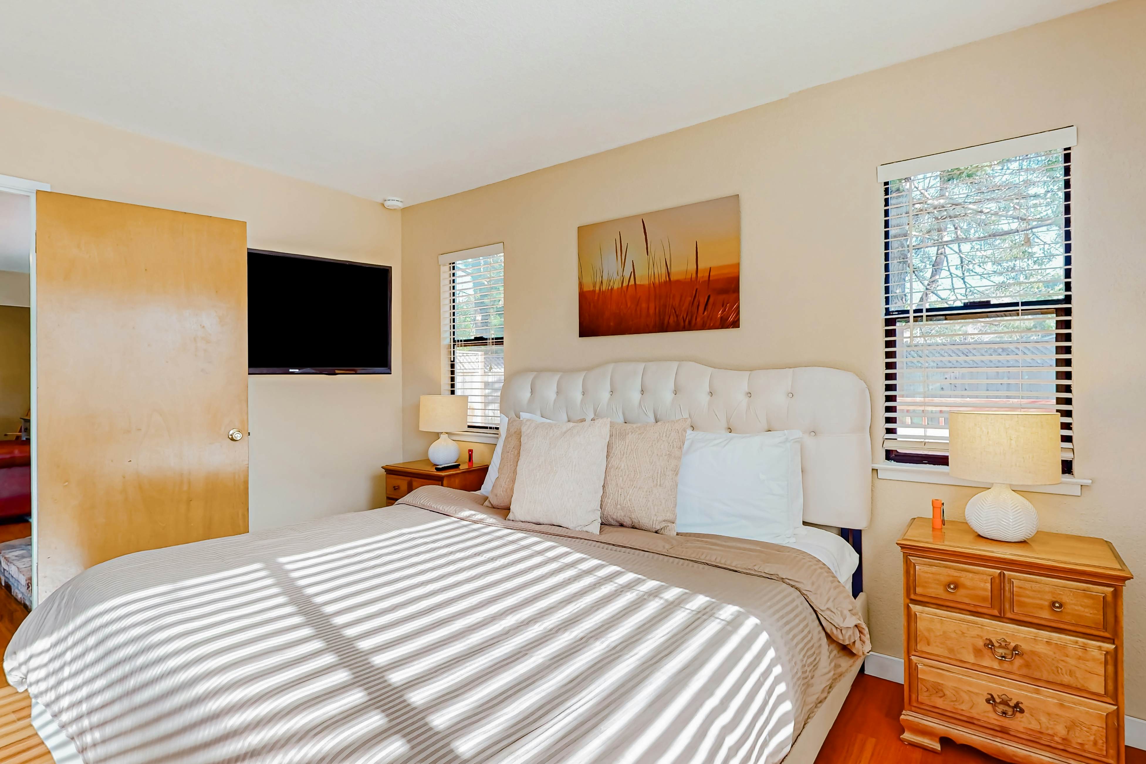 Fort Bragg Hideaway: Hot Tub & Grill