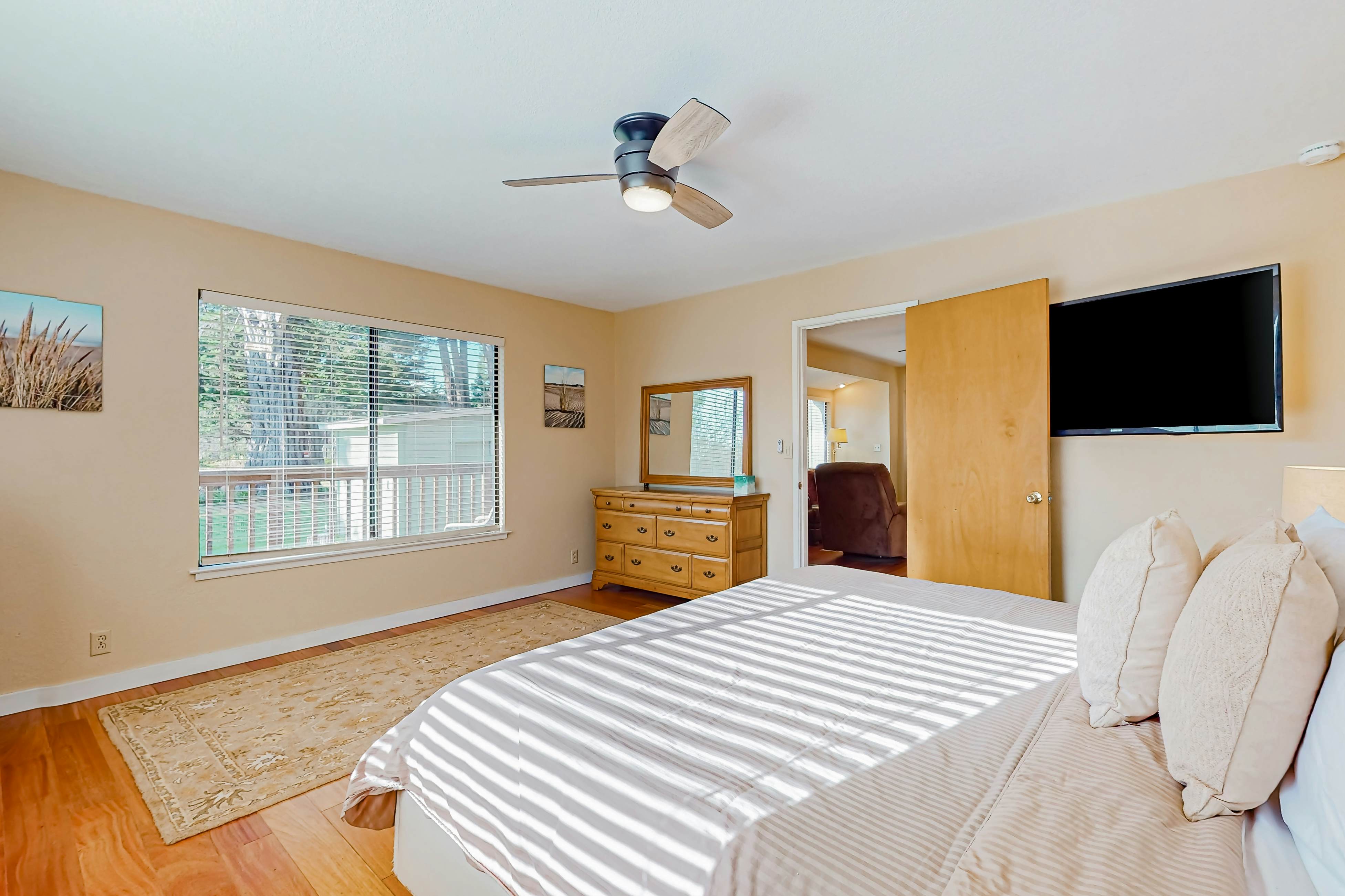 Fort Bragg Hideaway: Hot Tub & Grill