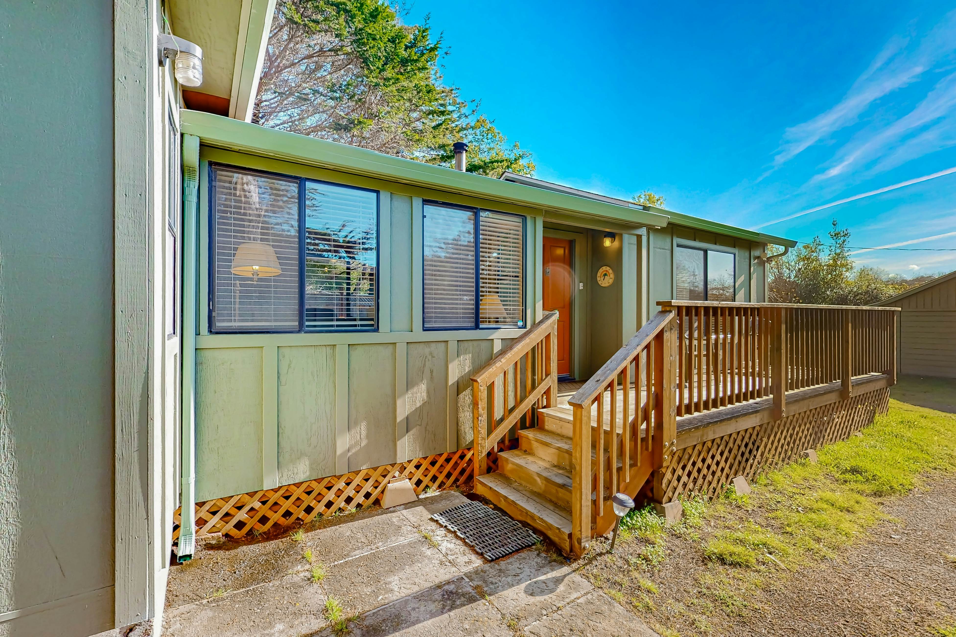 Fort Bragg Hideaway: Hot Tub & Grill