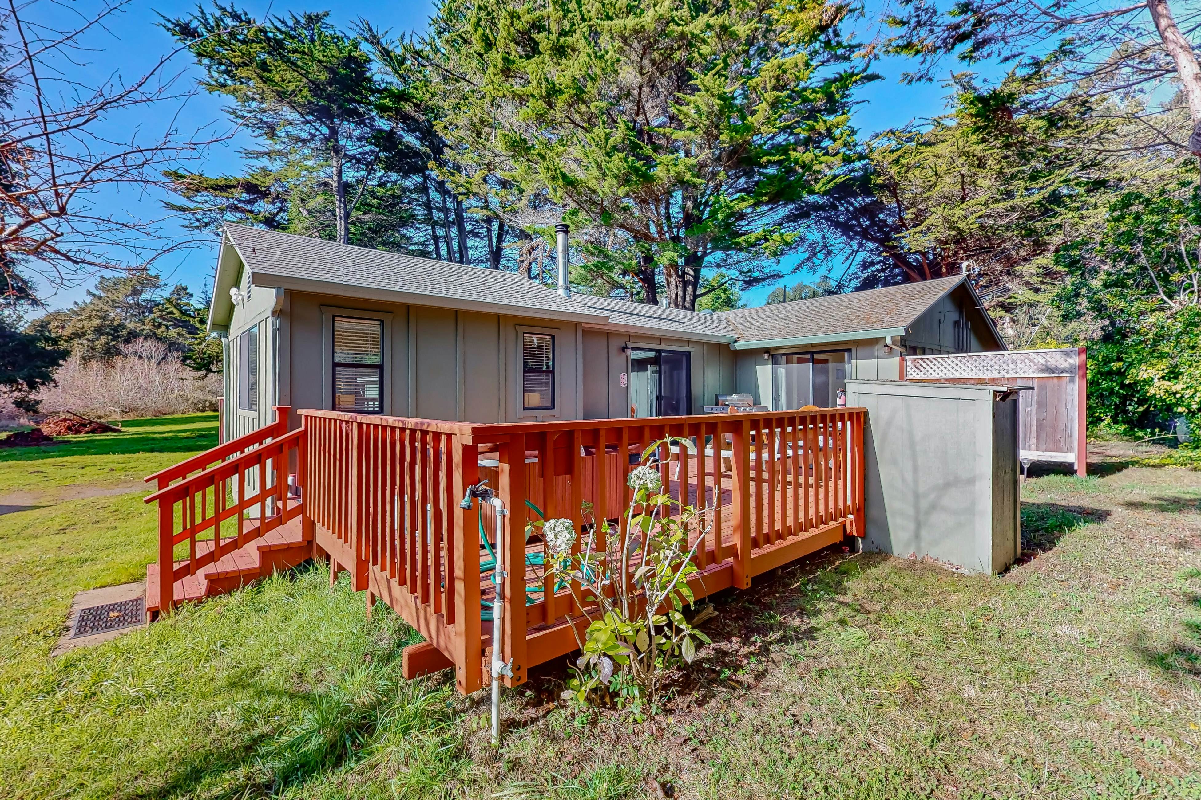 Fort Bragg Hideaway: Hot Tub & Grill