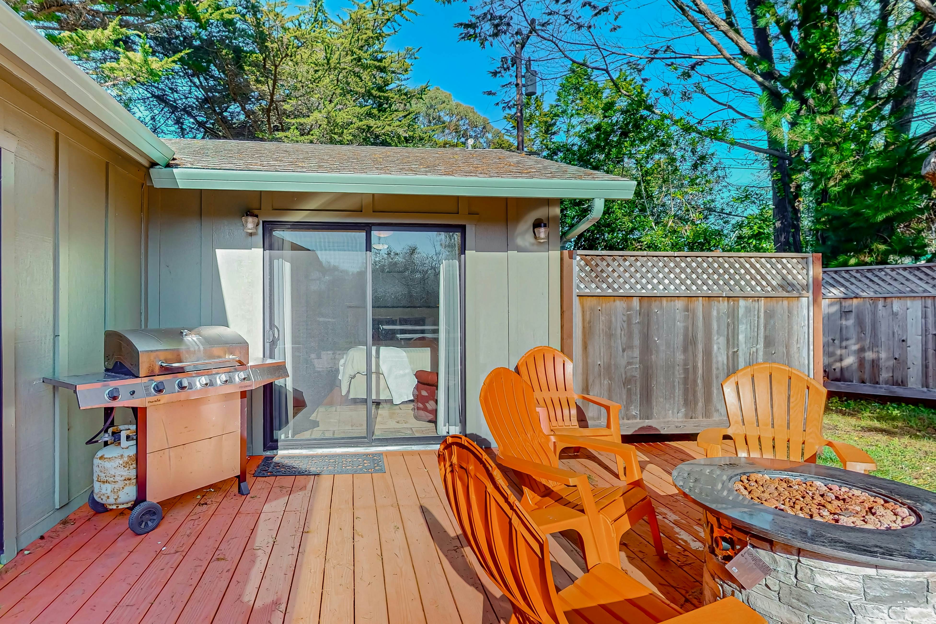 Fort Bragg Hideaway: Hot Tub & Grill