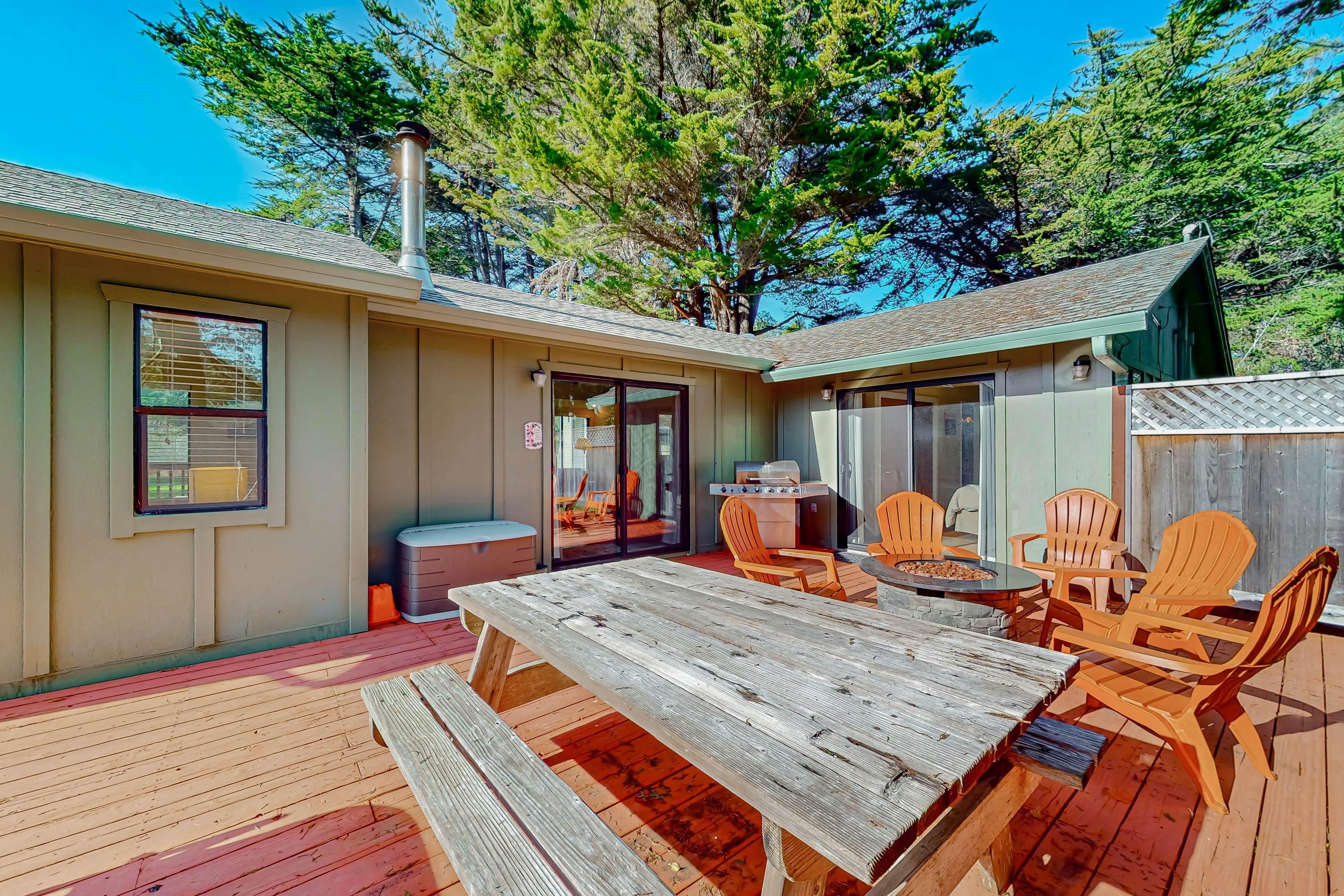 Fort Bragg Hideaway: Hot Tub & Grill