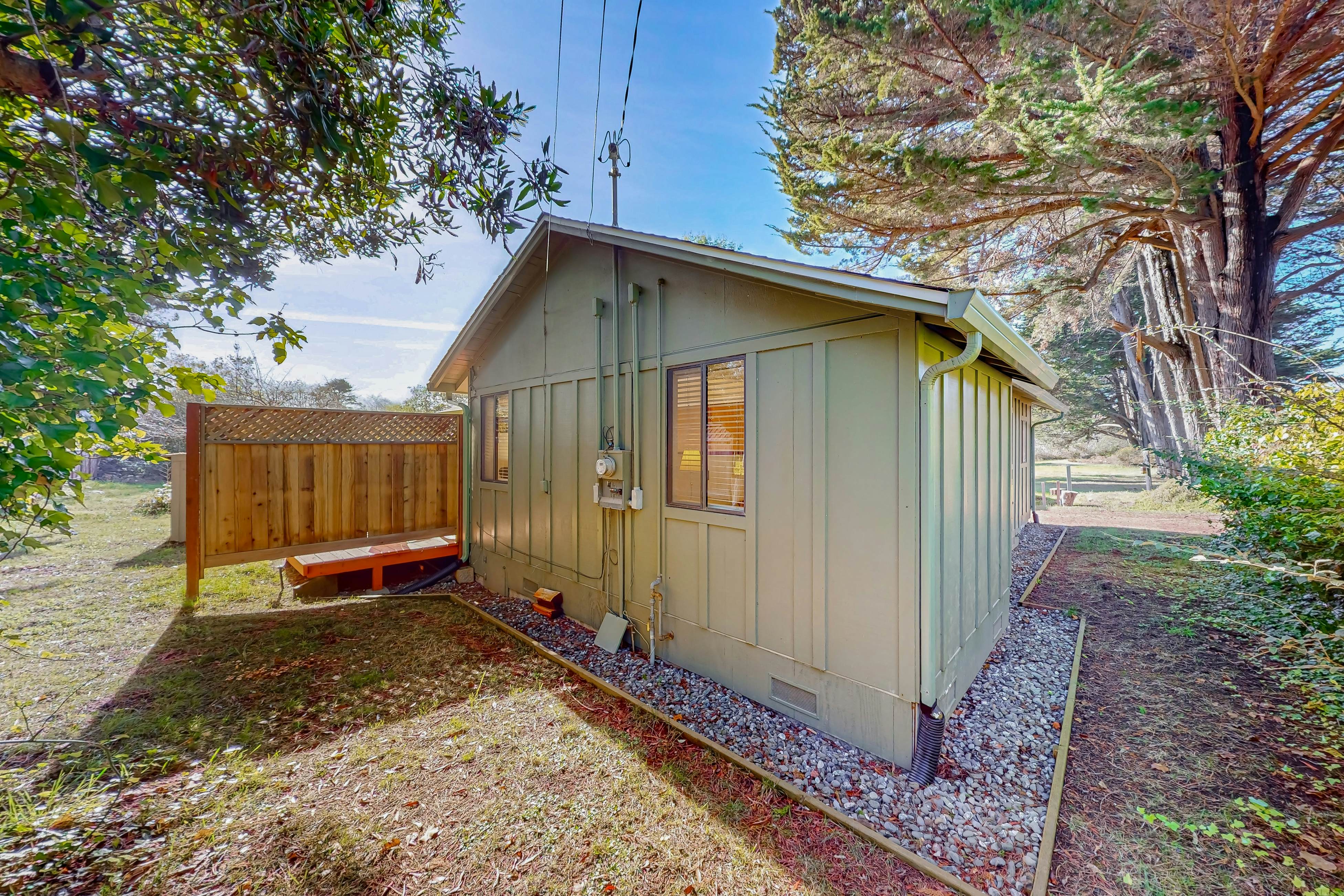 Fort Bragg Hideaway: Hot Tub & Grill