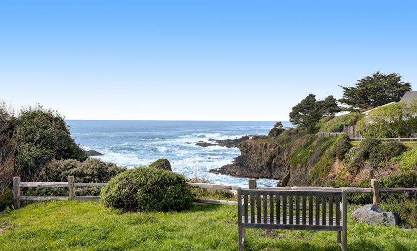 Remodeled oceanfront estate with Studio Cottage