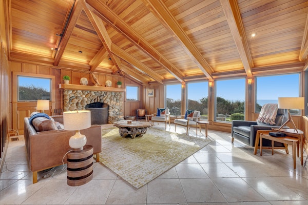 Remodeled oceanfront estate with Studio Cottage