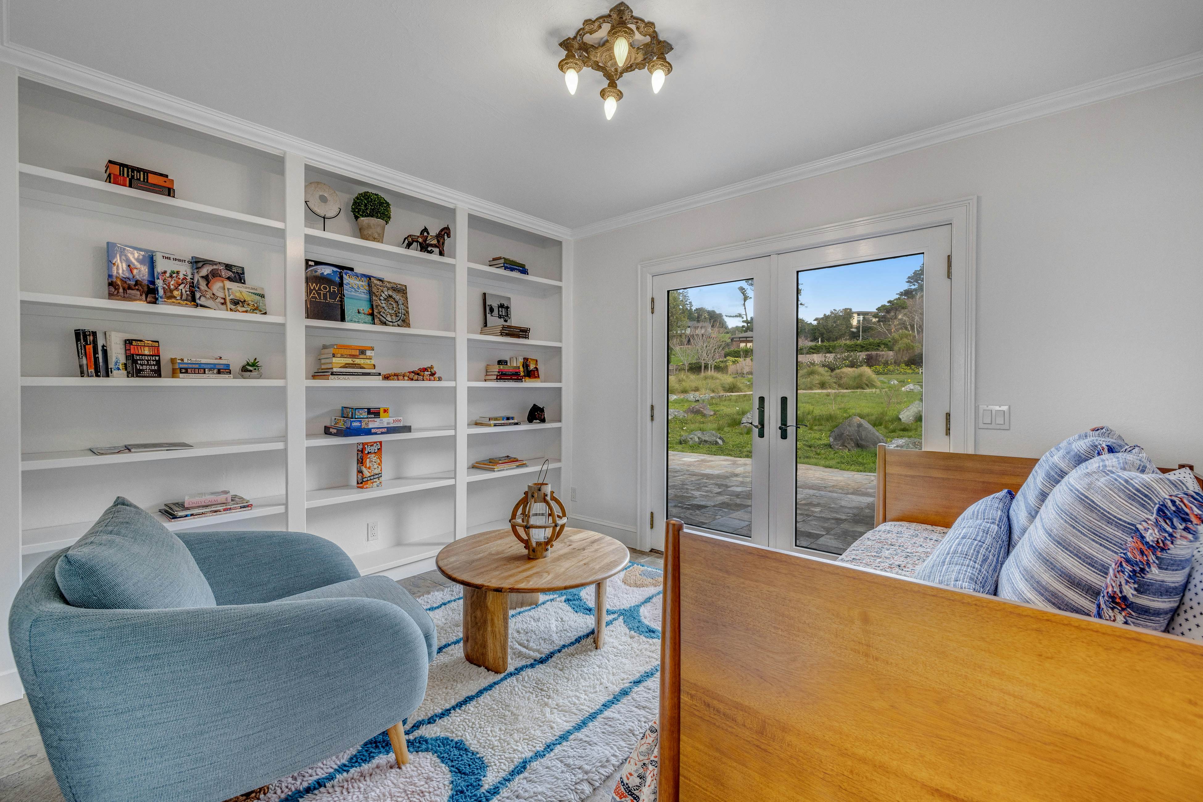 Remodeled oceanfront estate with Studio Cottage 