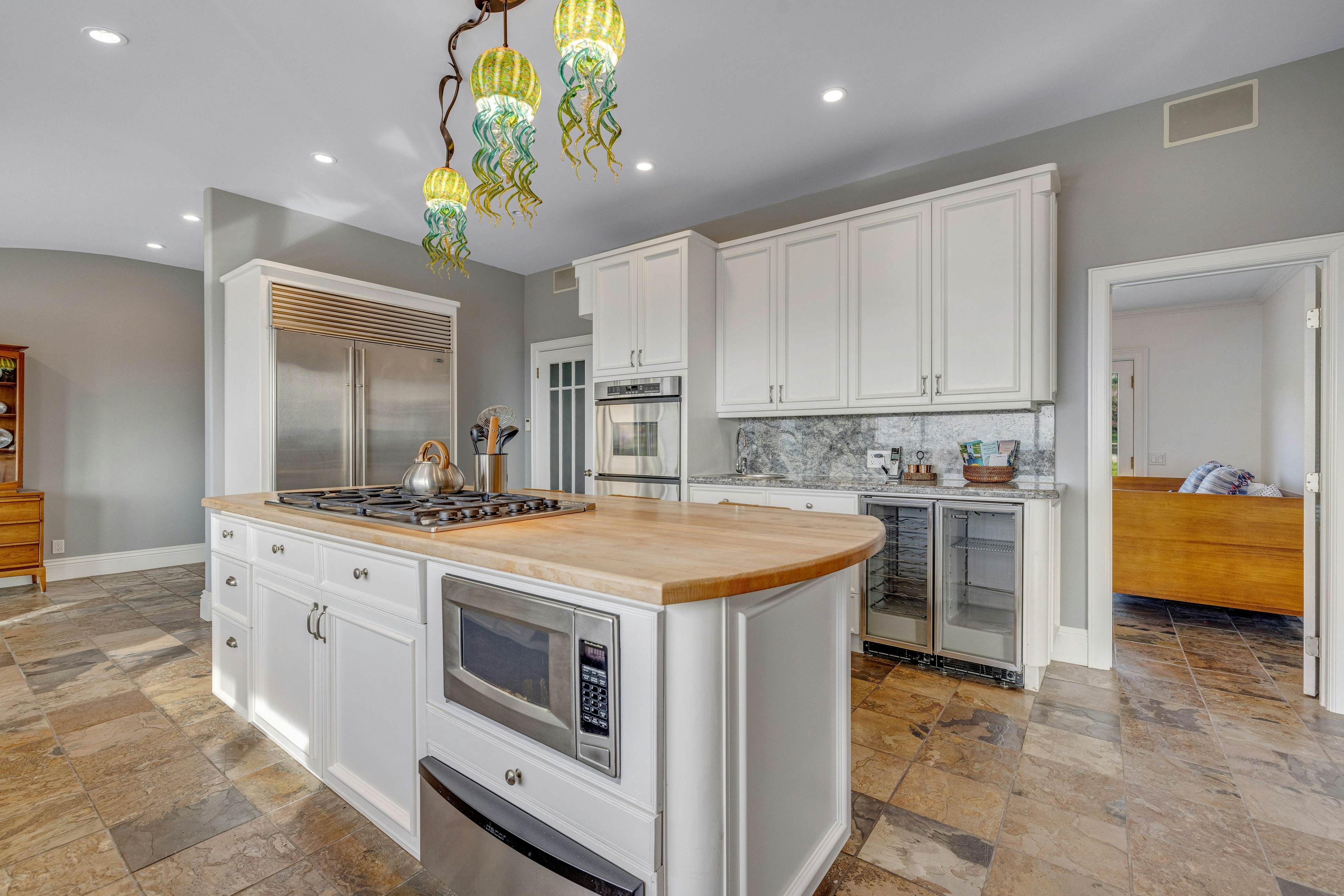 Remodeled oceanfront estate with Studio Cottage 