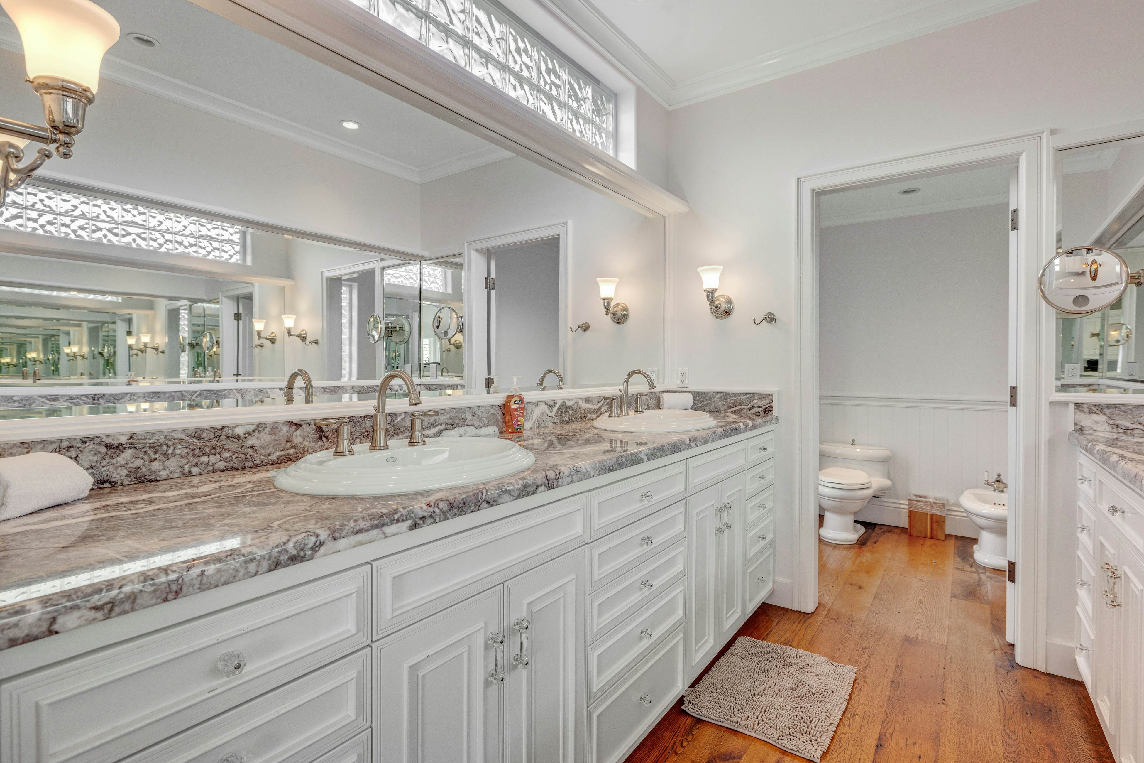 Remodeled oceanfront estate with Studio Cottage 