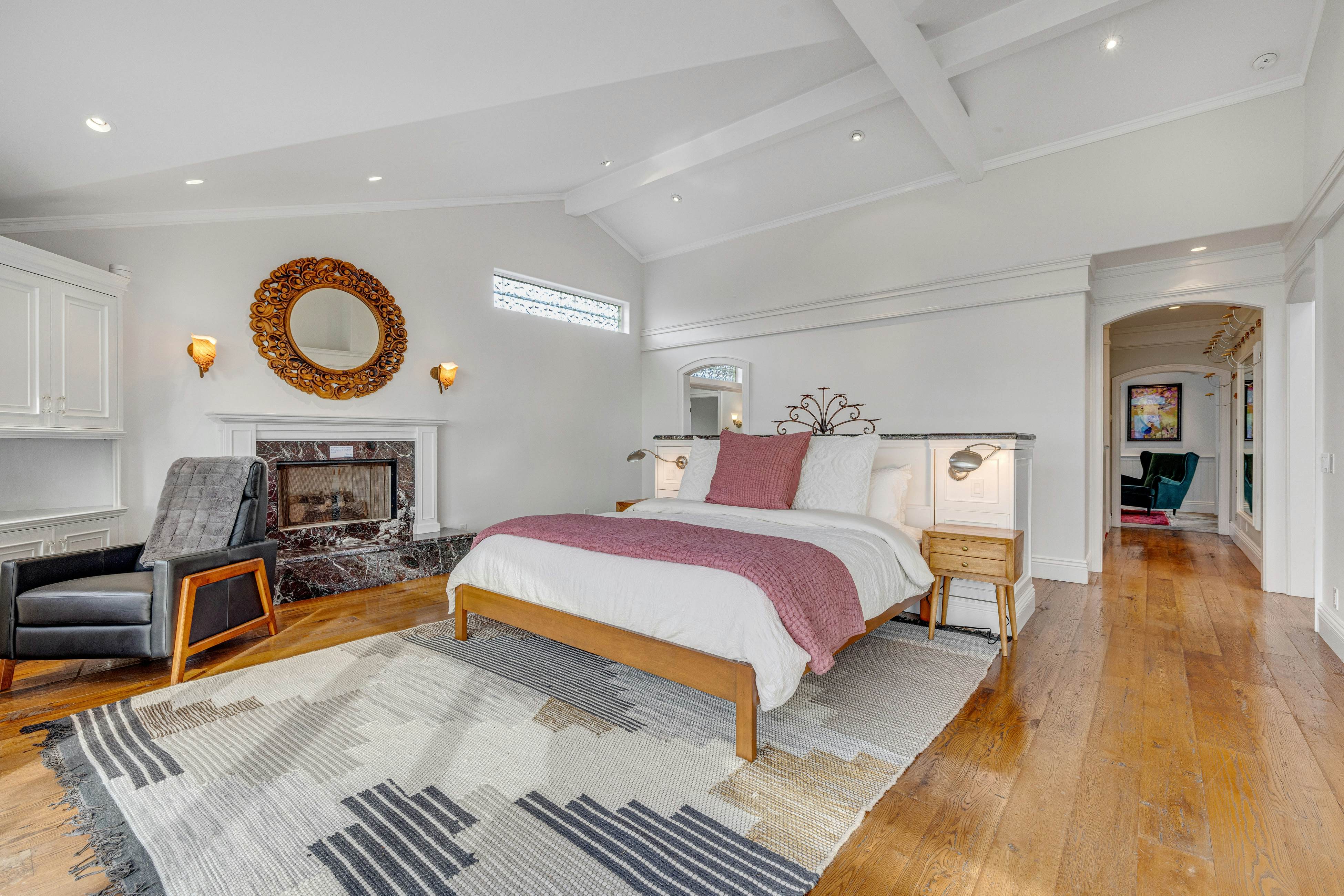 Remodeled oceanfront estate with Studio Cottage 