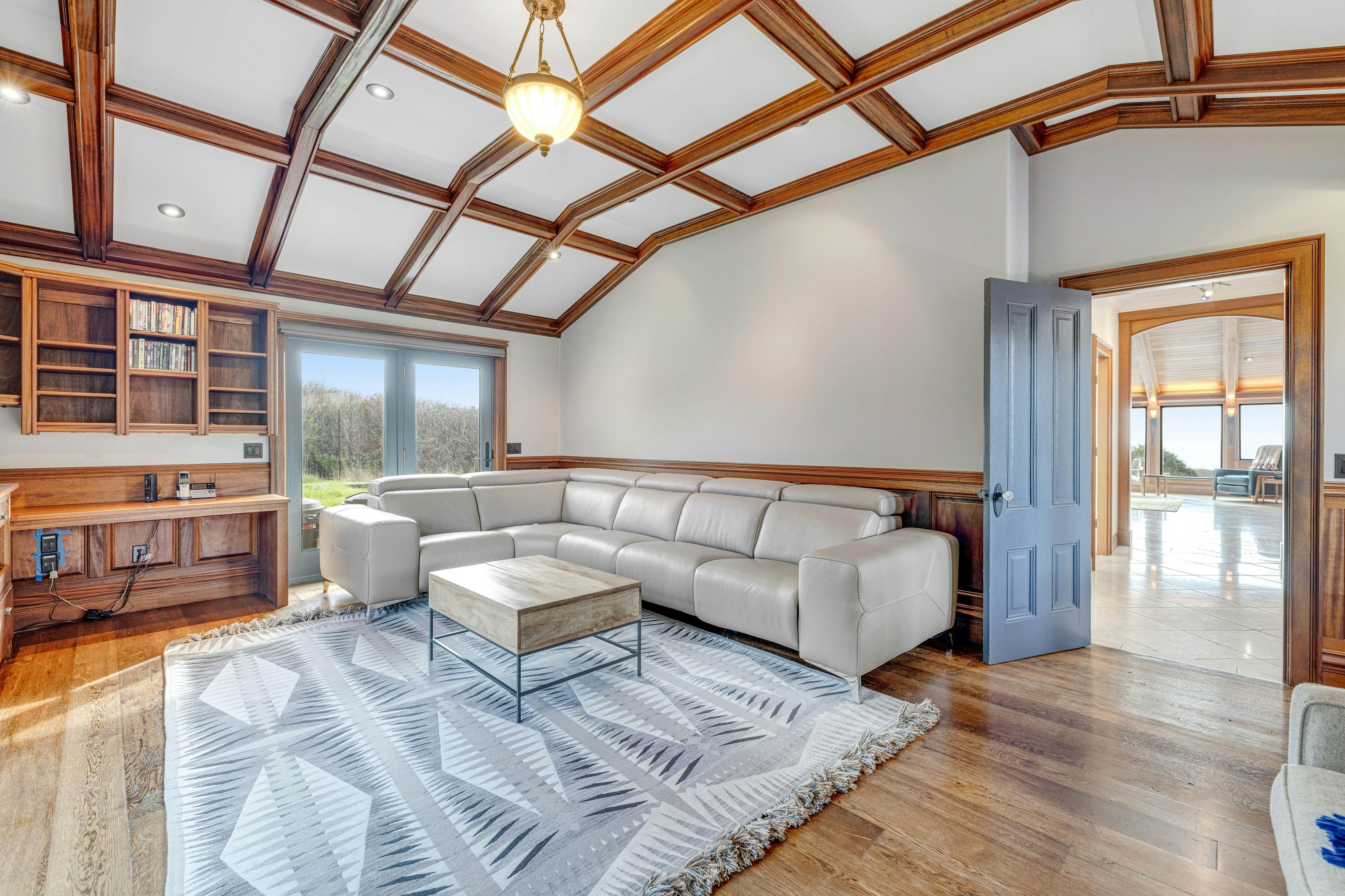 Remodeled oceanfront estate with Studio Cottage 