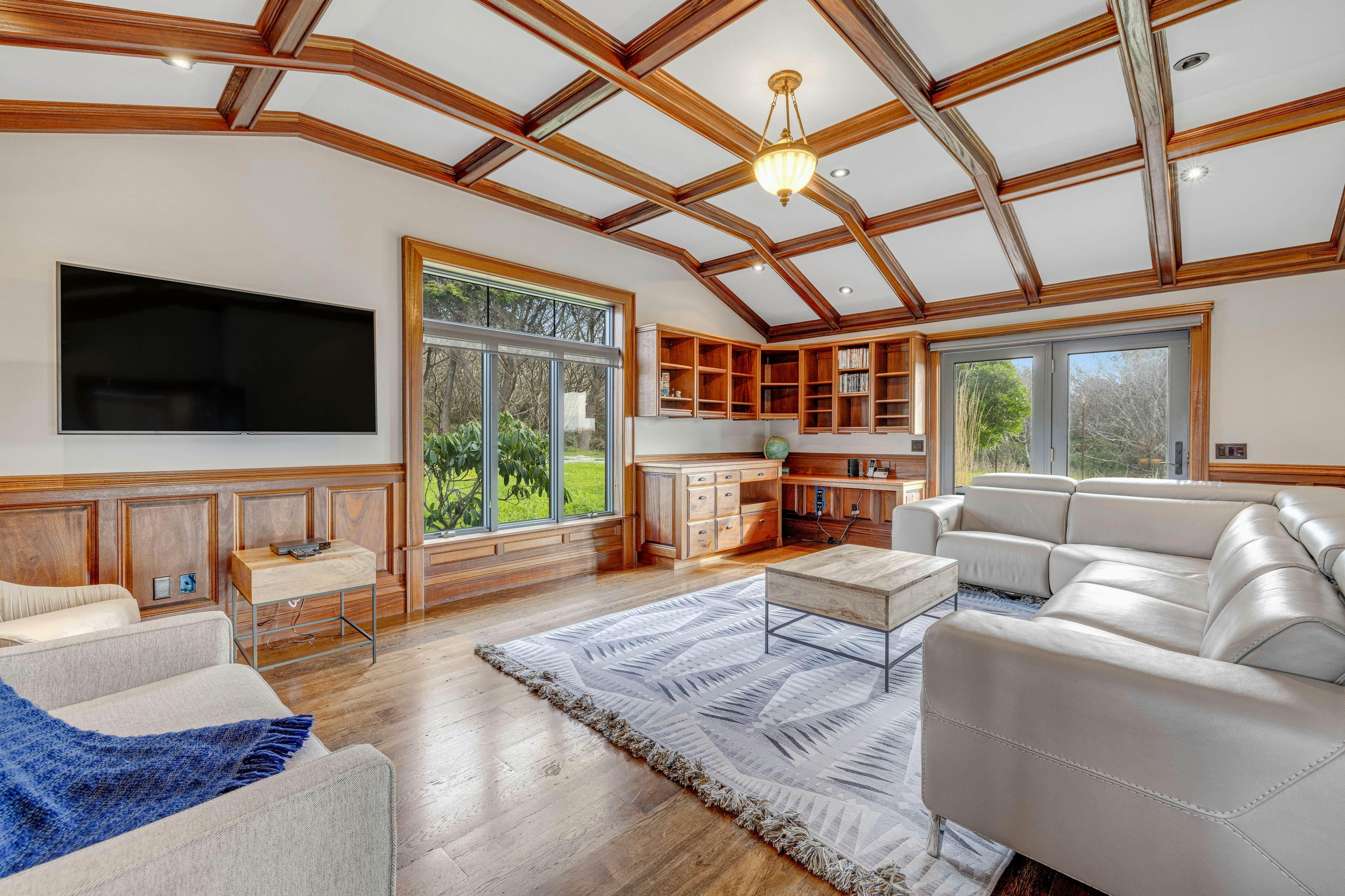 Remodeled oceanfront estate with Studio Cottage 