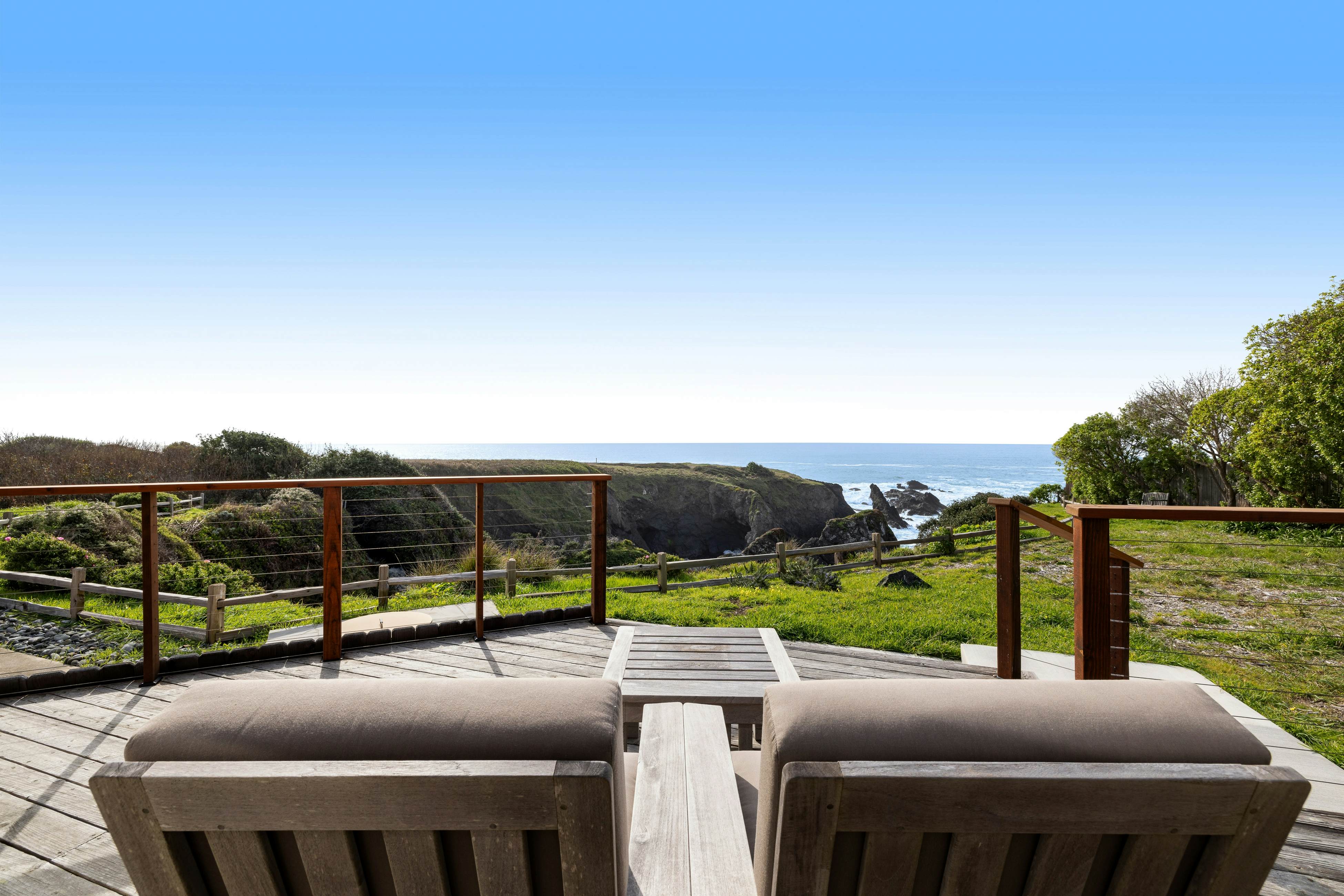 Remodeled oceanfront estate with Studio Cottage 