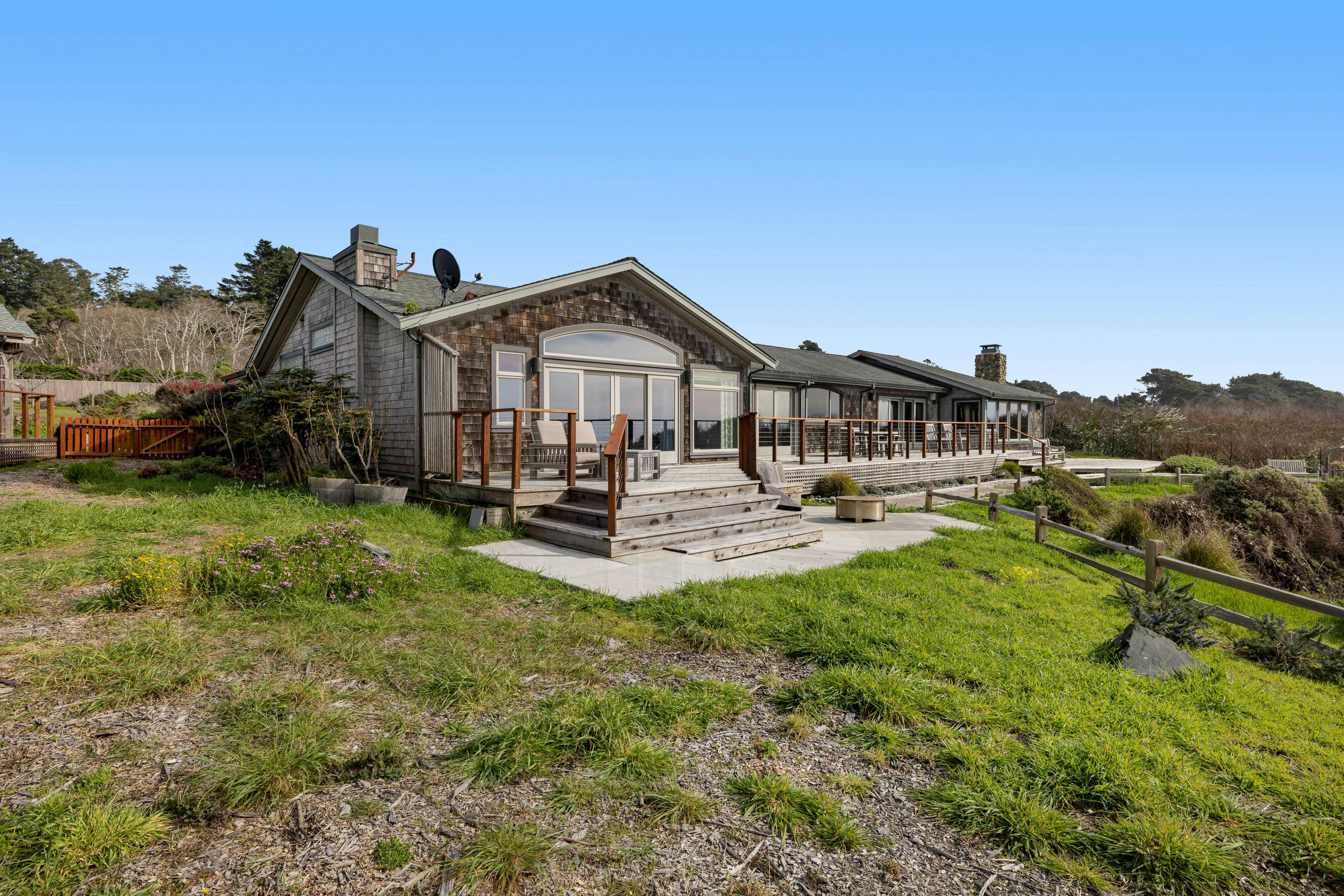 Remodeled oceanfront estate with Studio Cottage 