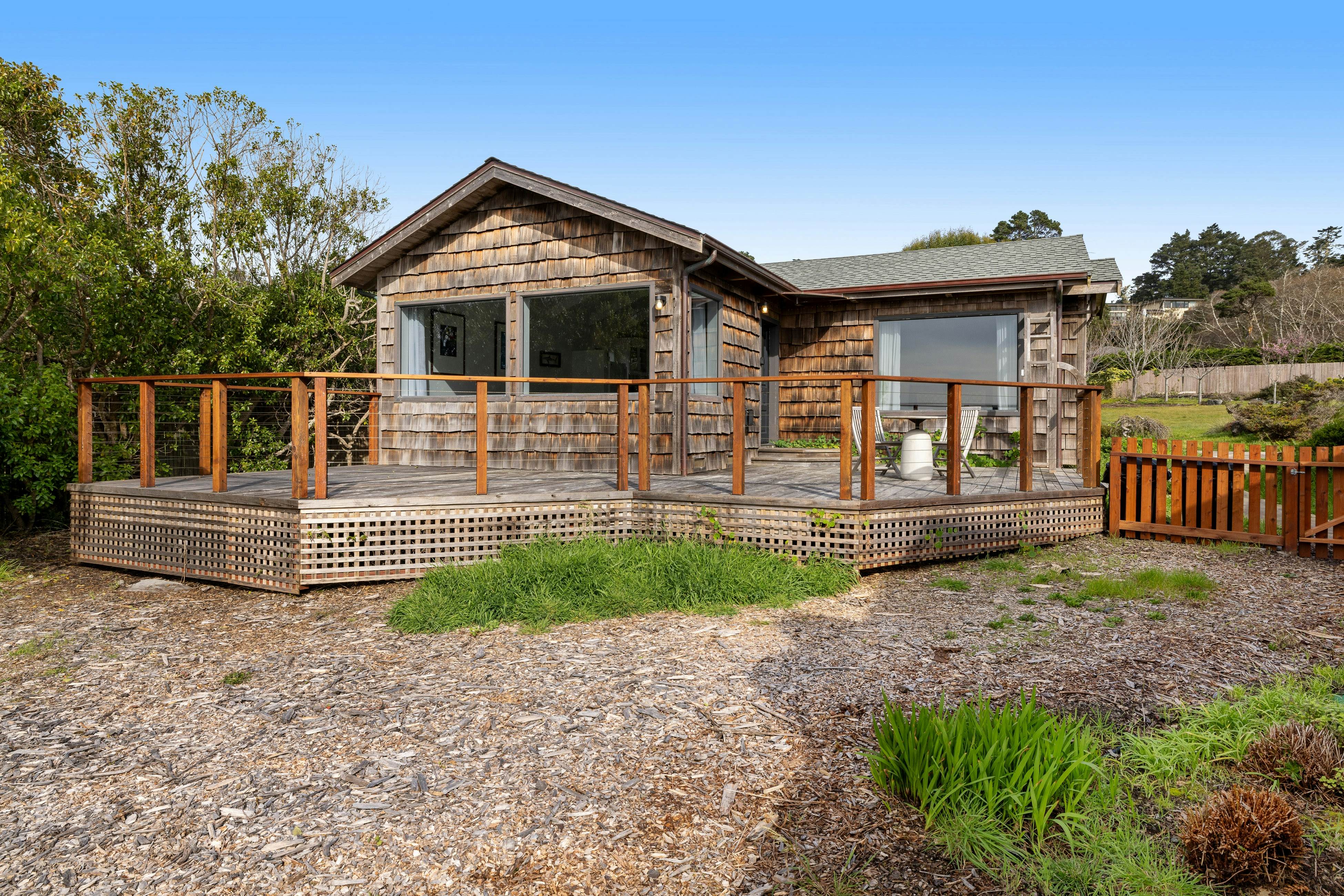 Remodeled oceanfront estate with Studio Cottage 