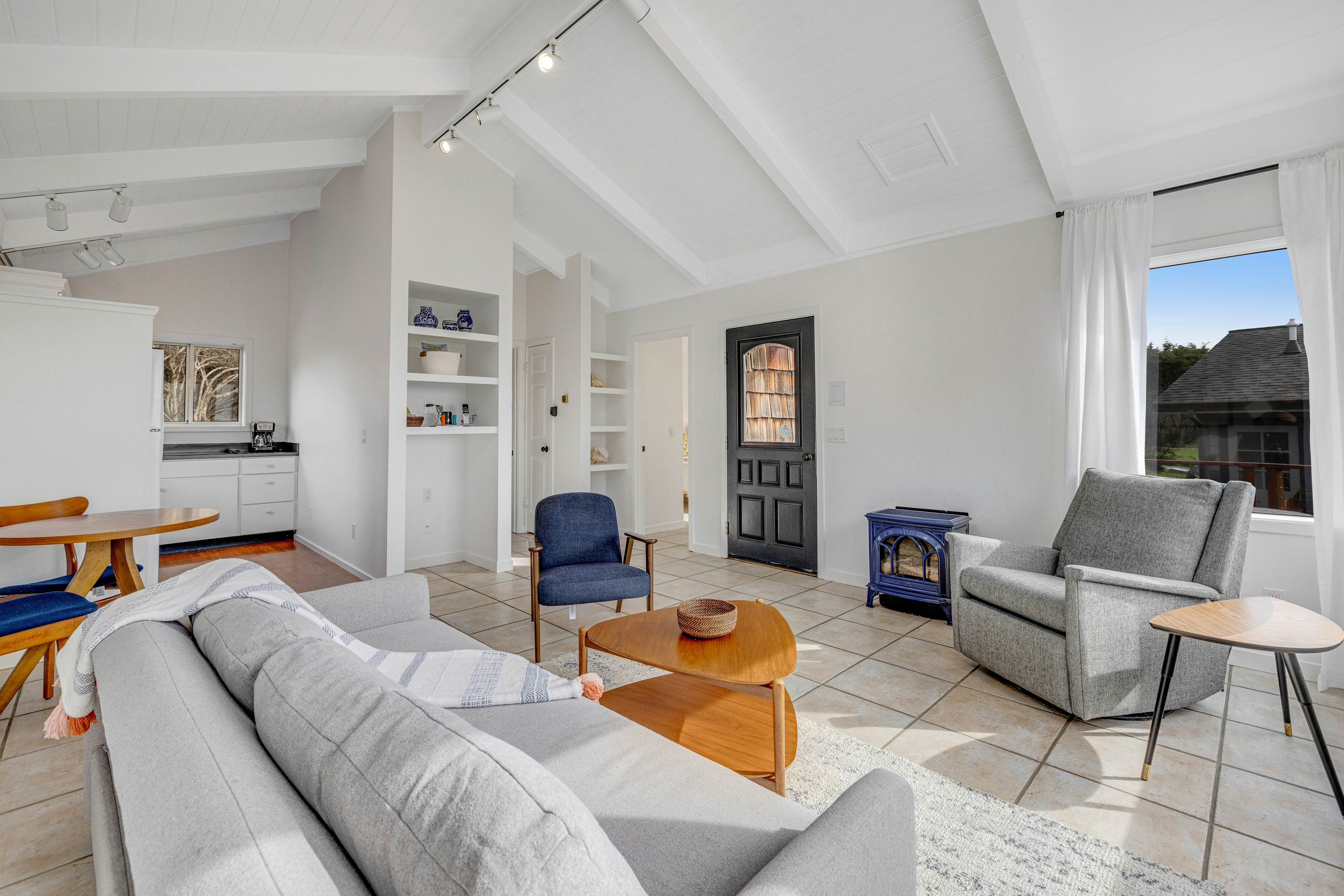 Remodeled oceanfront estate with Studio Cottage 